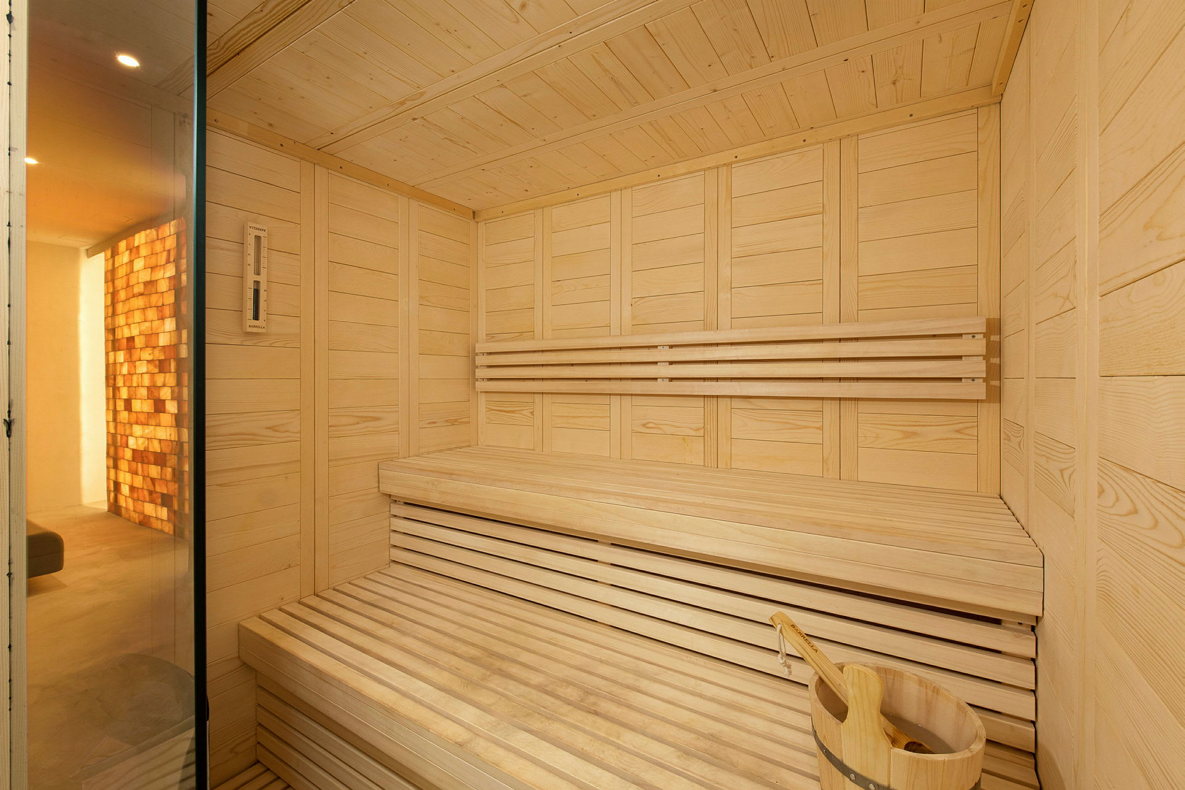En moderne sauna med træinteriør og siddepladser. (AI-genereret tekst)