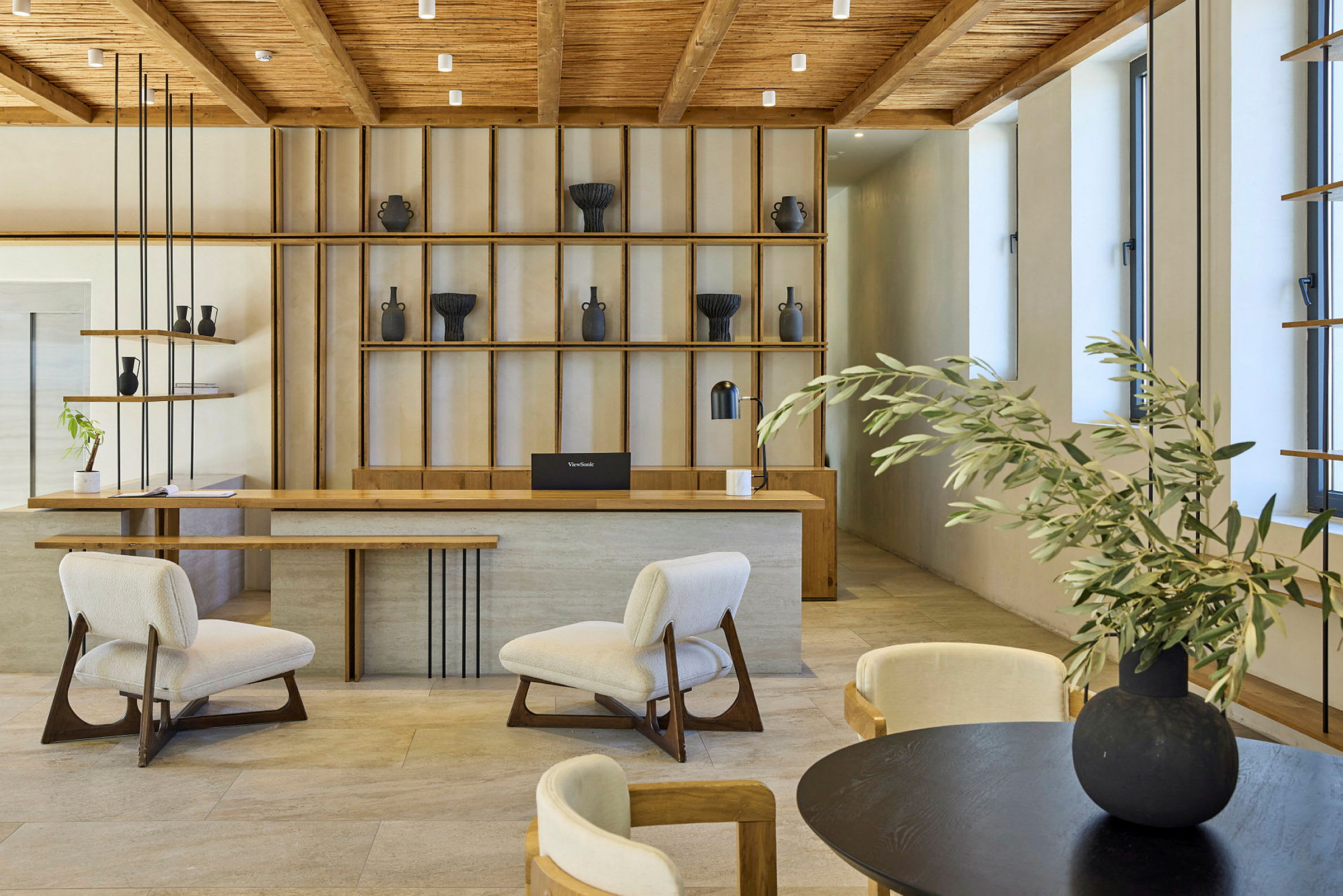 Reception med dekorative reoler og siddeområder i et moderne designhotel. (AI-genereret tekst)