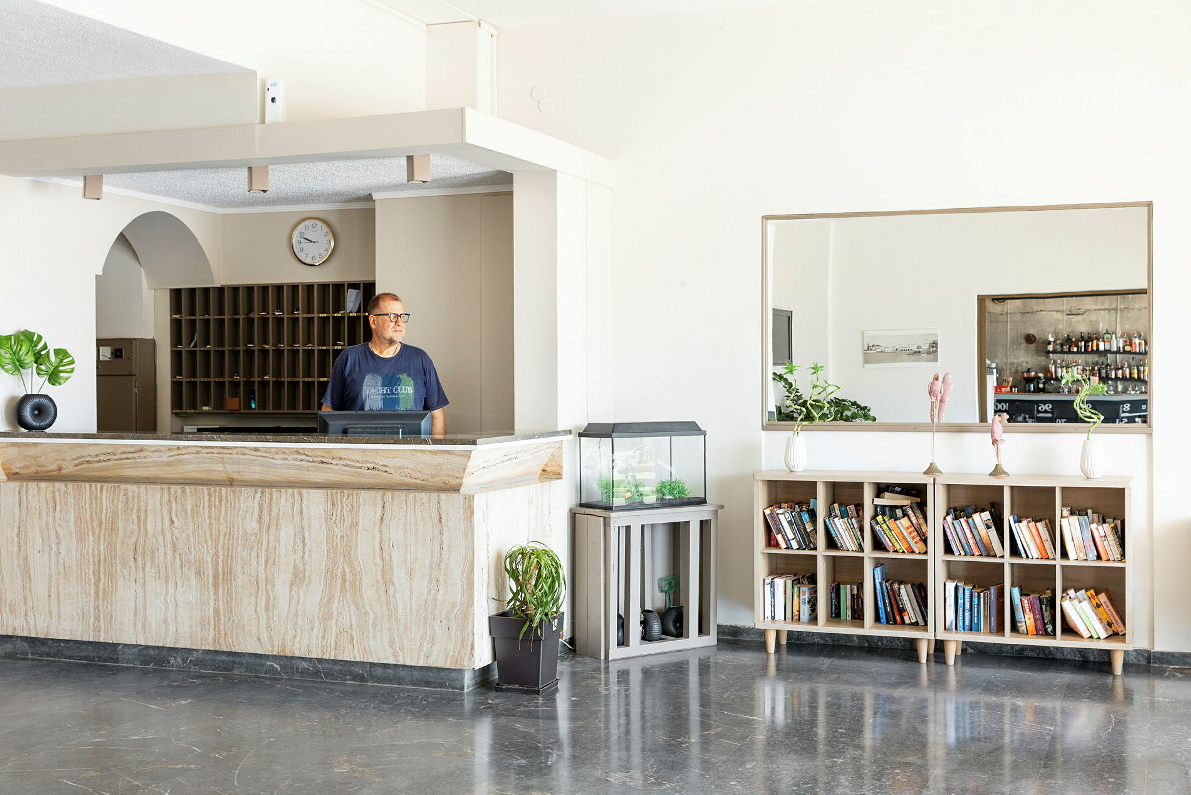 Receptionen med en bogreol og et akvarium. (AI-genereret tekst)