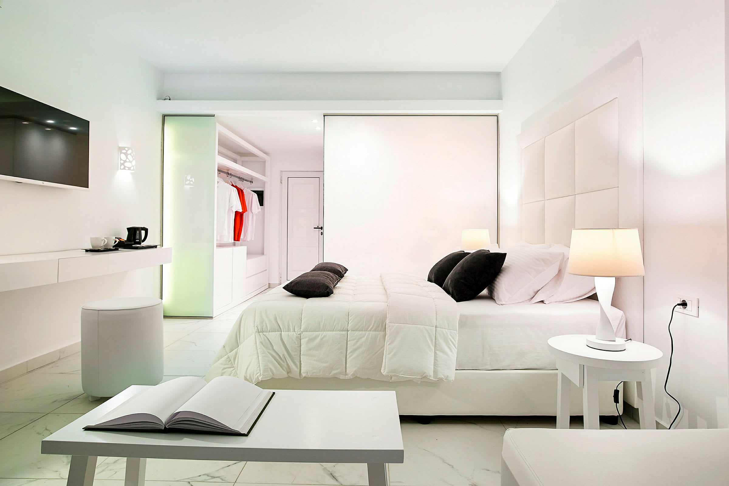 Et moderne hotelværelse med en behagelig dobbeltseng, moderne møbler og et klædeskab. (AI-genereret tekst)