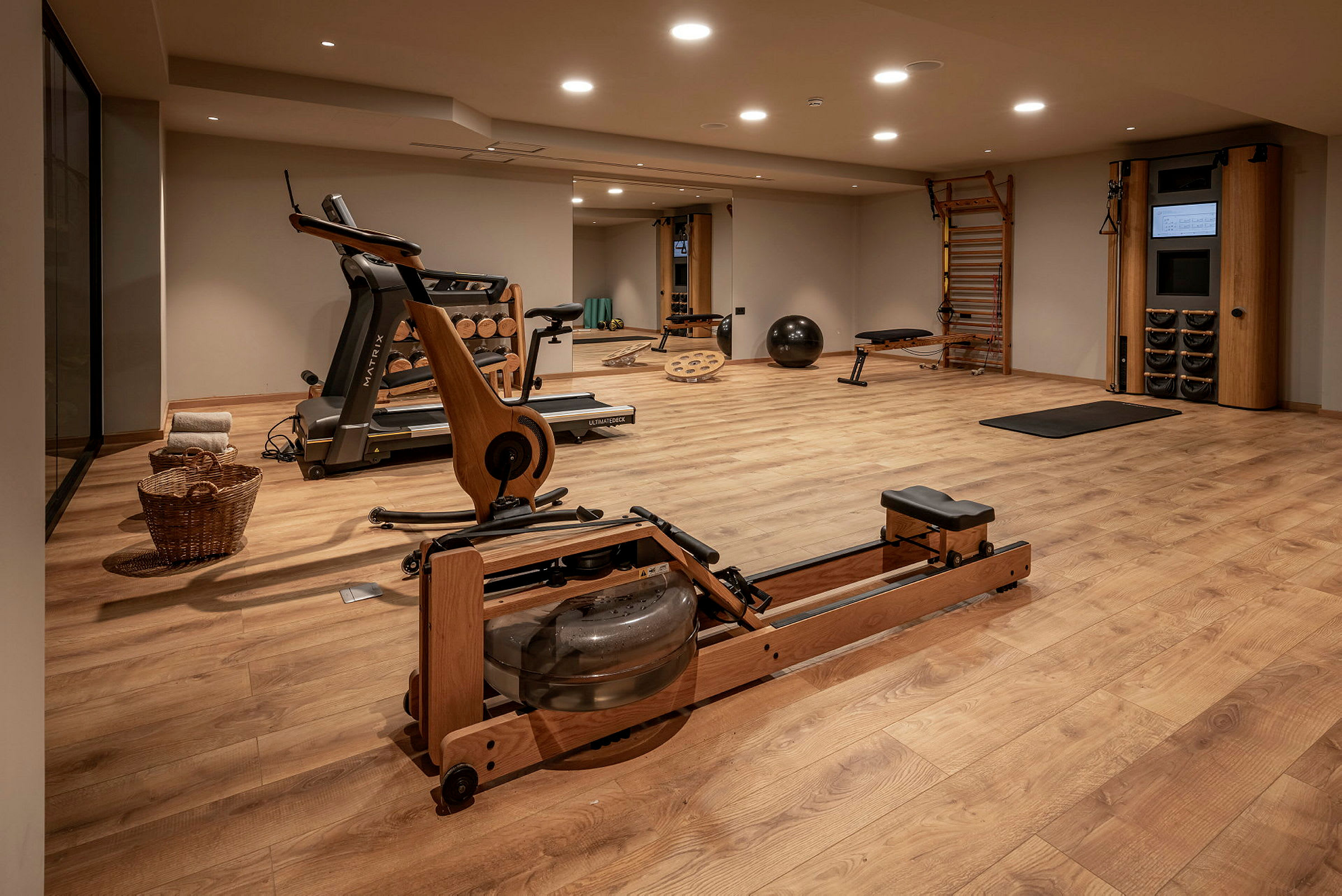 Billede af et moderne fitnesscenter med træningsudstyr. (AI-genereret tekst)