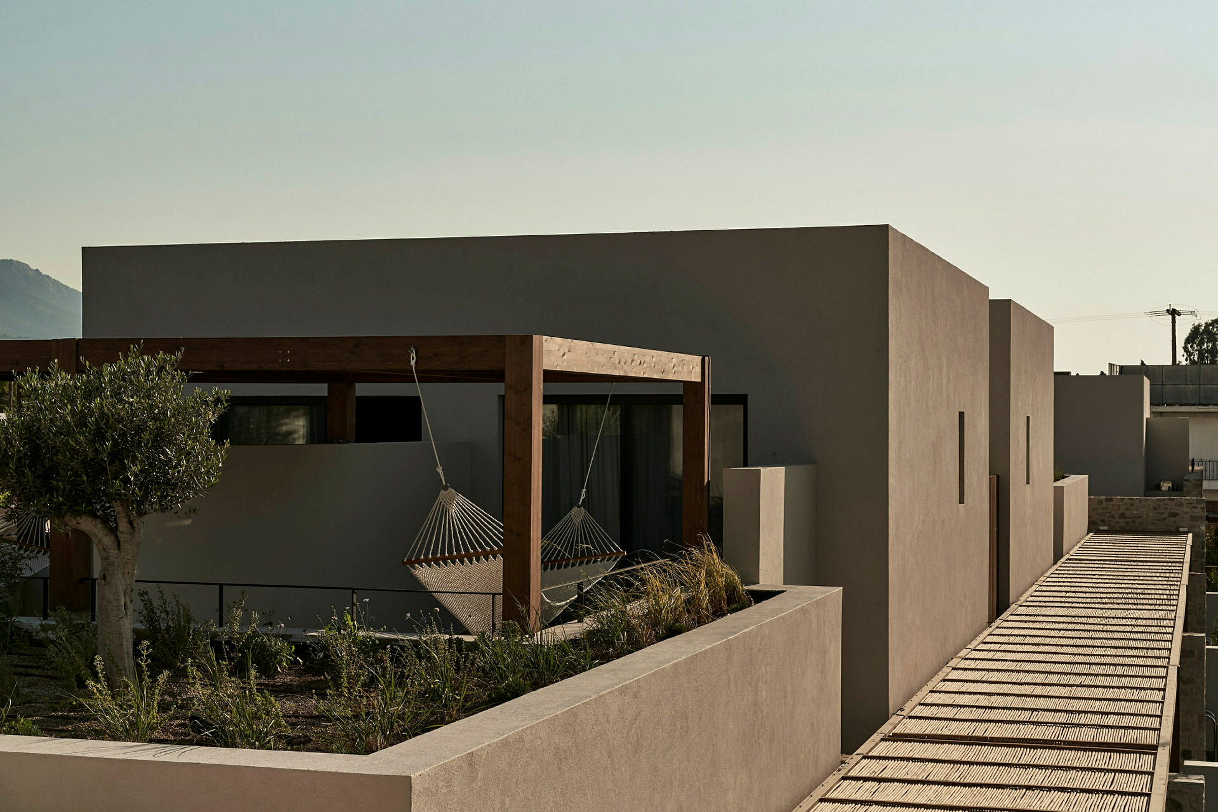 Moderne hus med en træpergola med en hængekøje. (AI-genereret tekst)