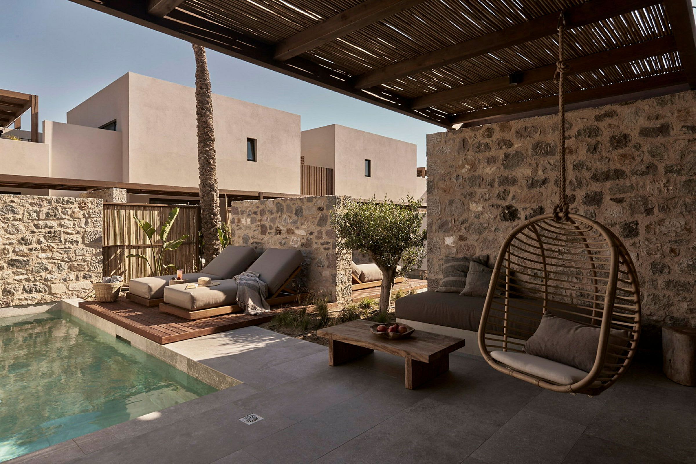 Privat terrasse med pool, solsenge og siddepladser. (AI-genereret tekst)