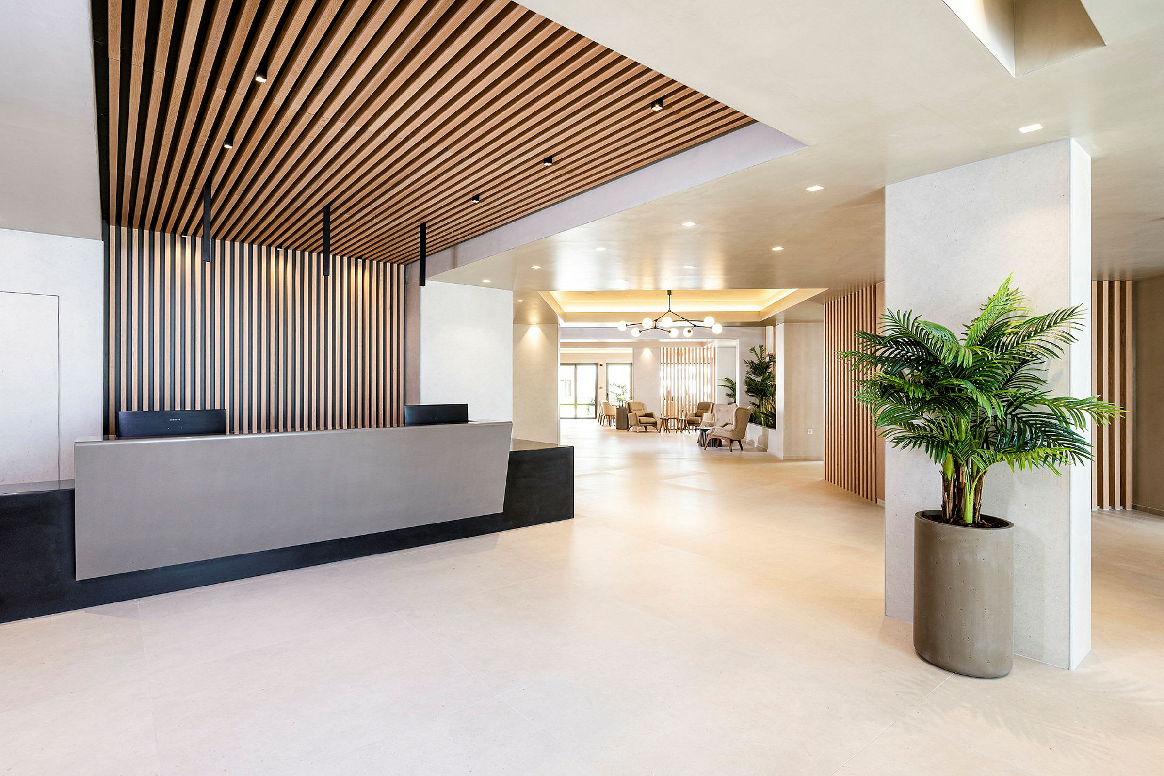 Reception med moderne design og siddepladser i baggrunden. (AI-genereret tekst)