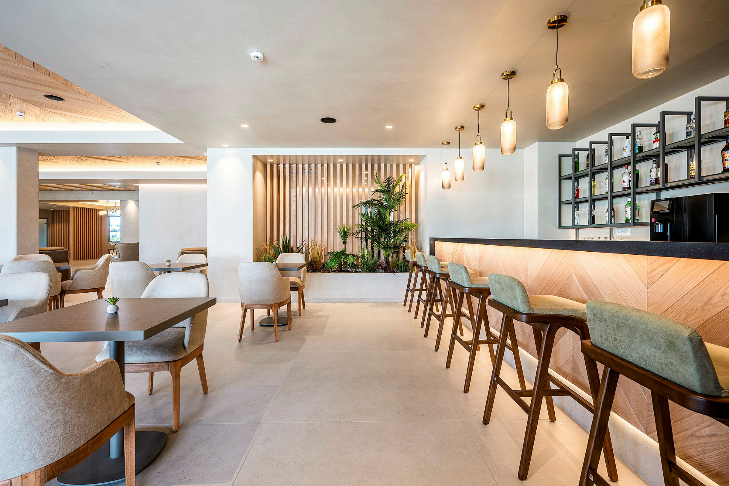 En moderne lounge eller restaurant med elegante siddepladser, en bar og dekorative planter. (AI-genereret tekst)