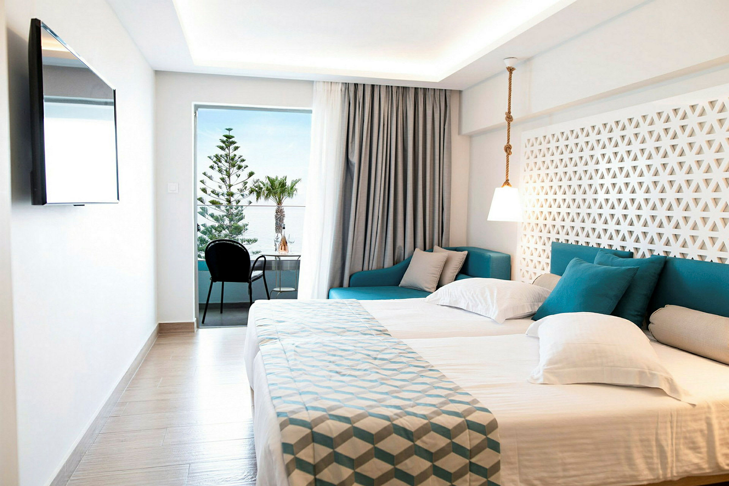 Moderne hotelværelse med dobbeltseng, siddeområde og altan med udsigt. (AI-genereret tekst)