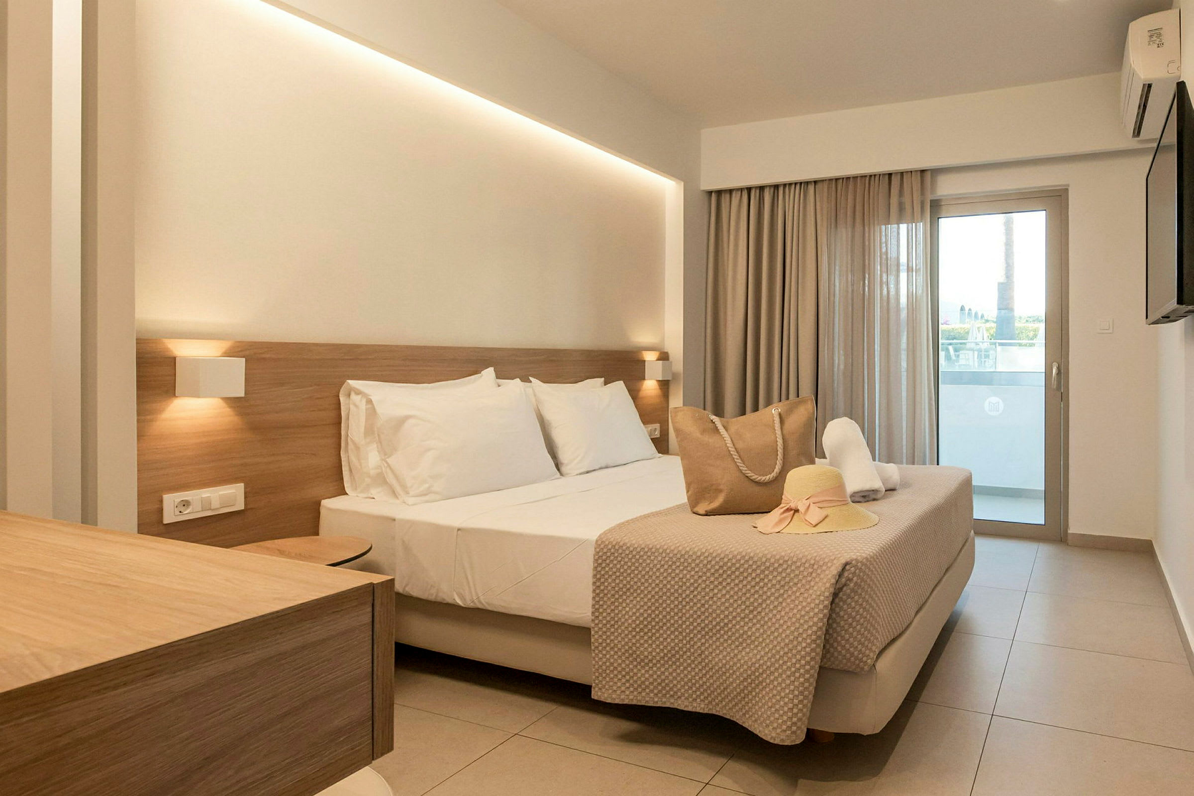 Moderne hotelværelse med en dobbeltseng, beige interiør og en altan. (AI-genereret tekst)