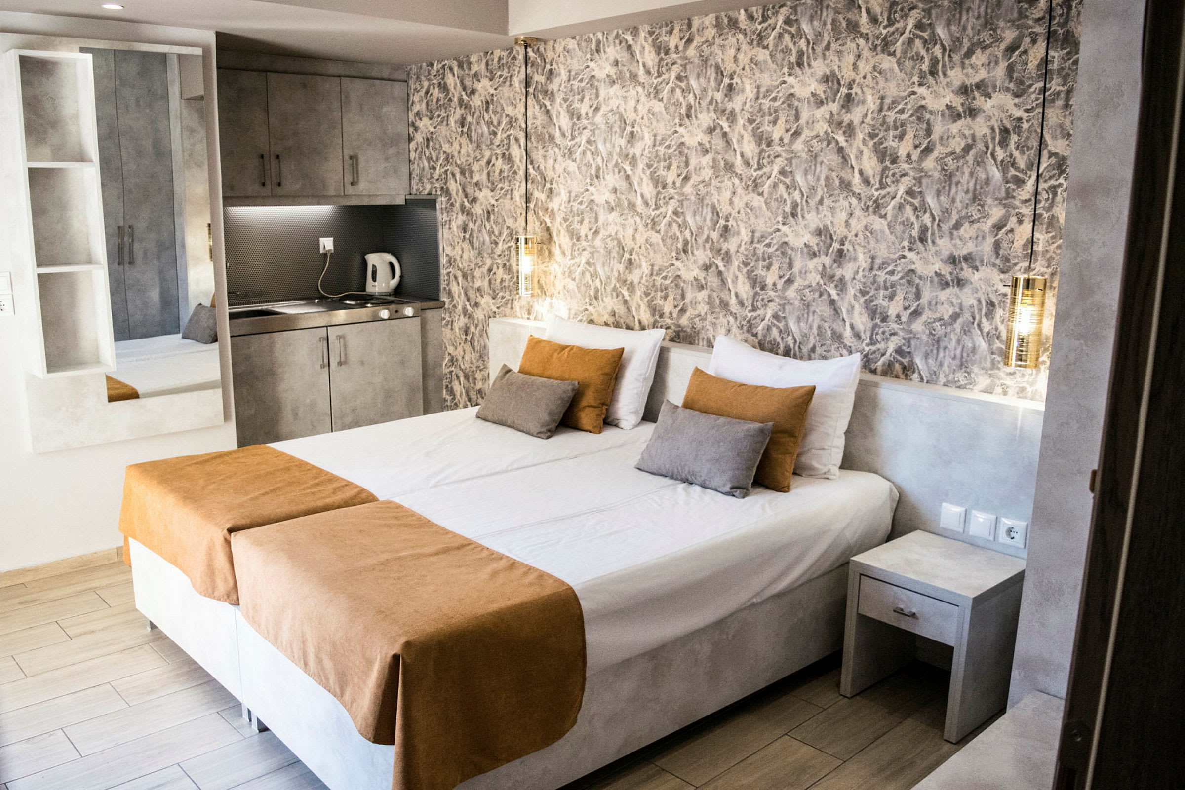 Hotelværelse med dobbeltseng og indretning. (AI-genereret tekst)