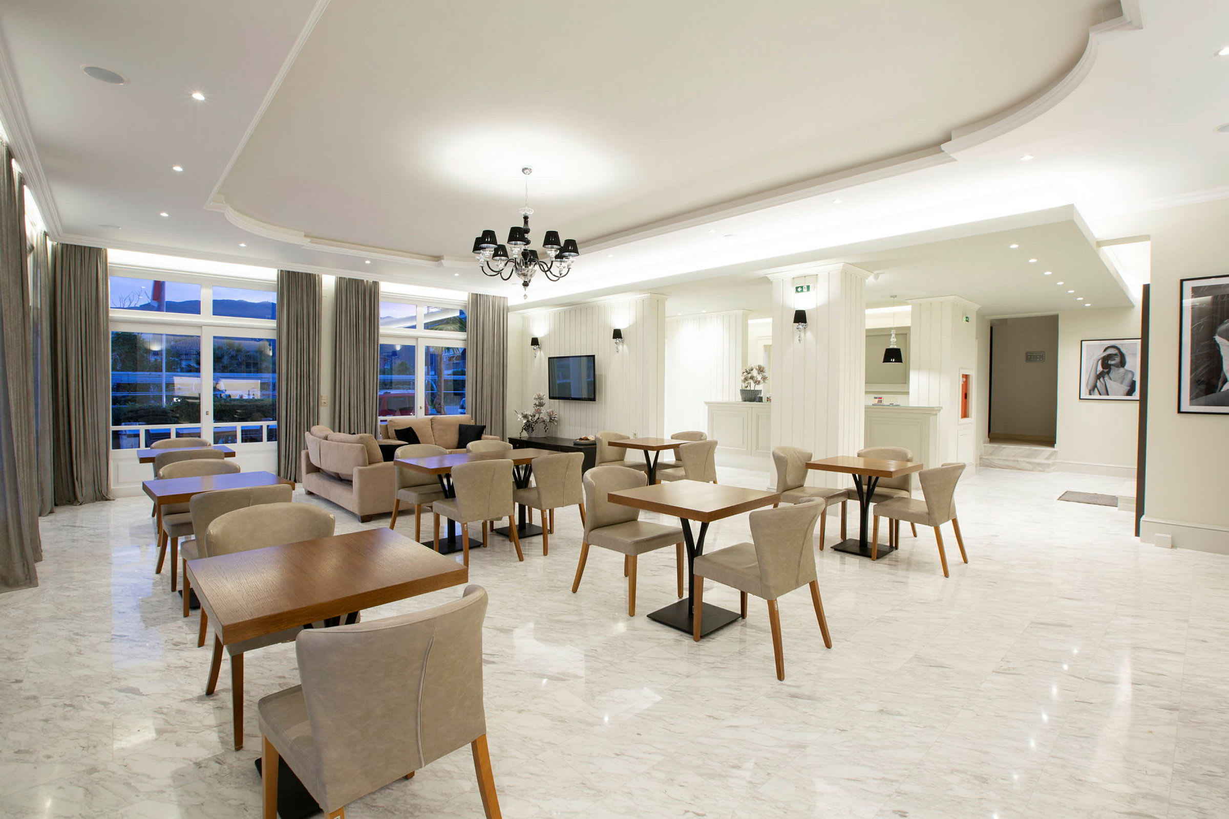 Et elegant hotelværelse med moderne møbler og stilren indretning. (AI-genereret tekst)