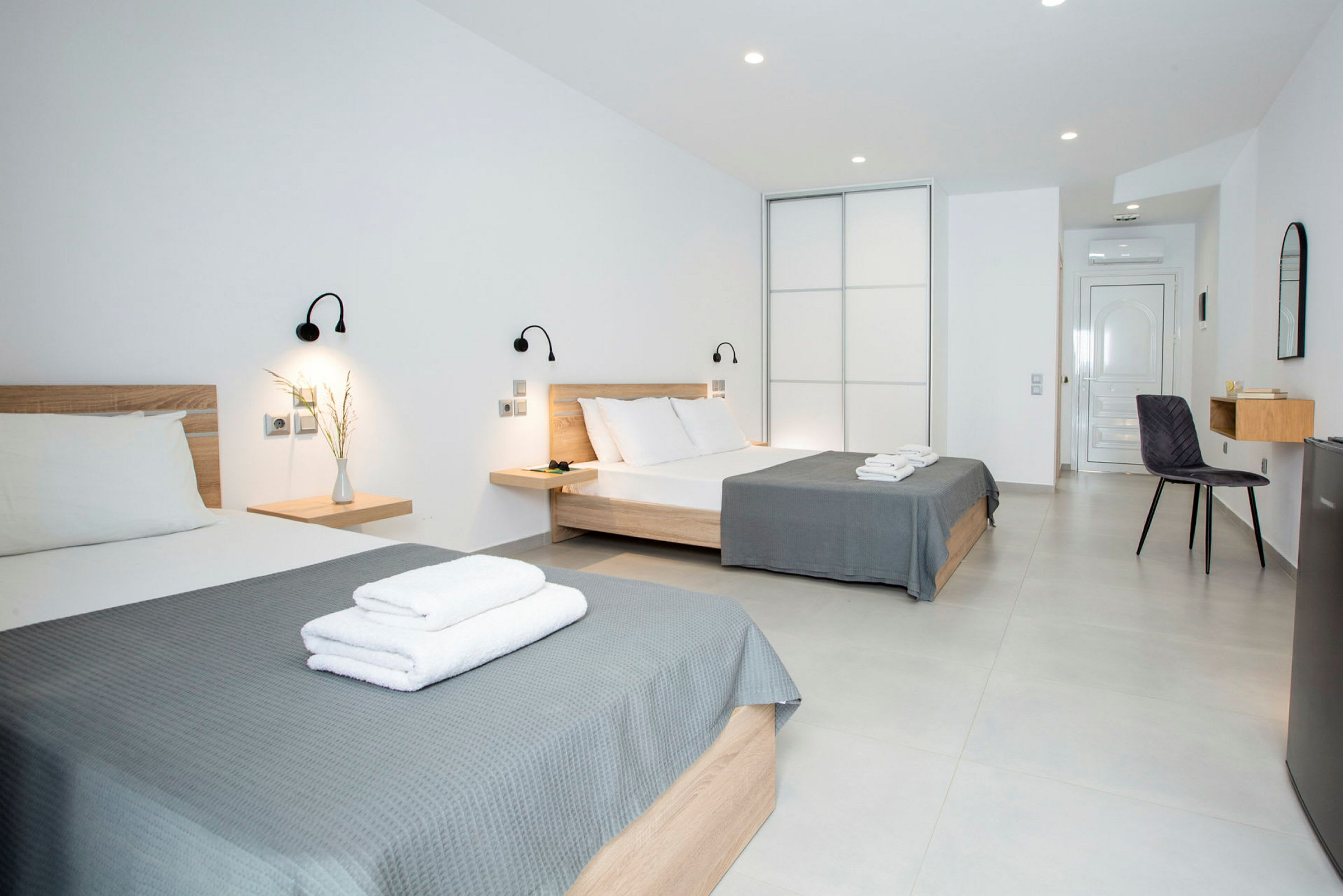 Hotelværelse med to senge og moderne indretning. (AI-genereret tekst)