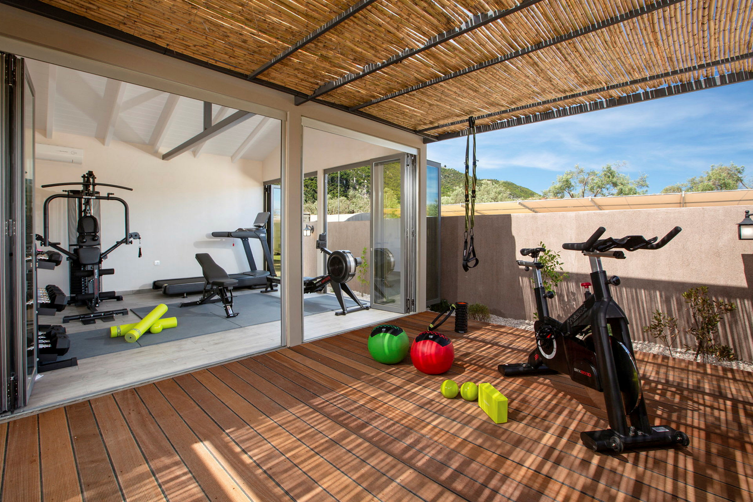 Billede af et motionscenter med træningsudstyr såsom crosstrainer, yogamåtter, håndvægte og pilatesbolde. (AI-genereret tekst)