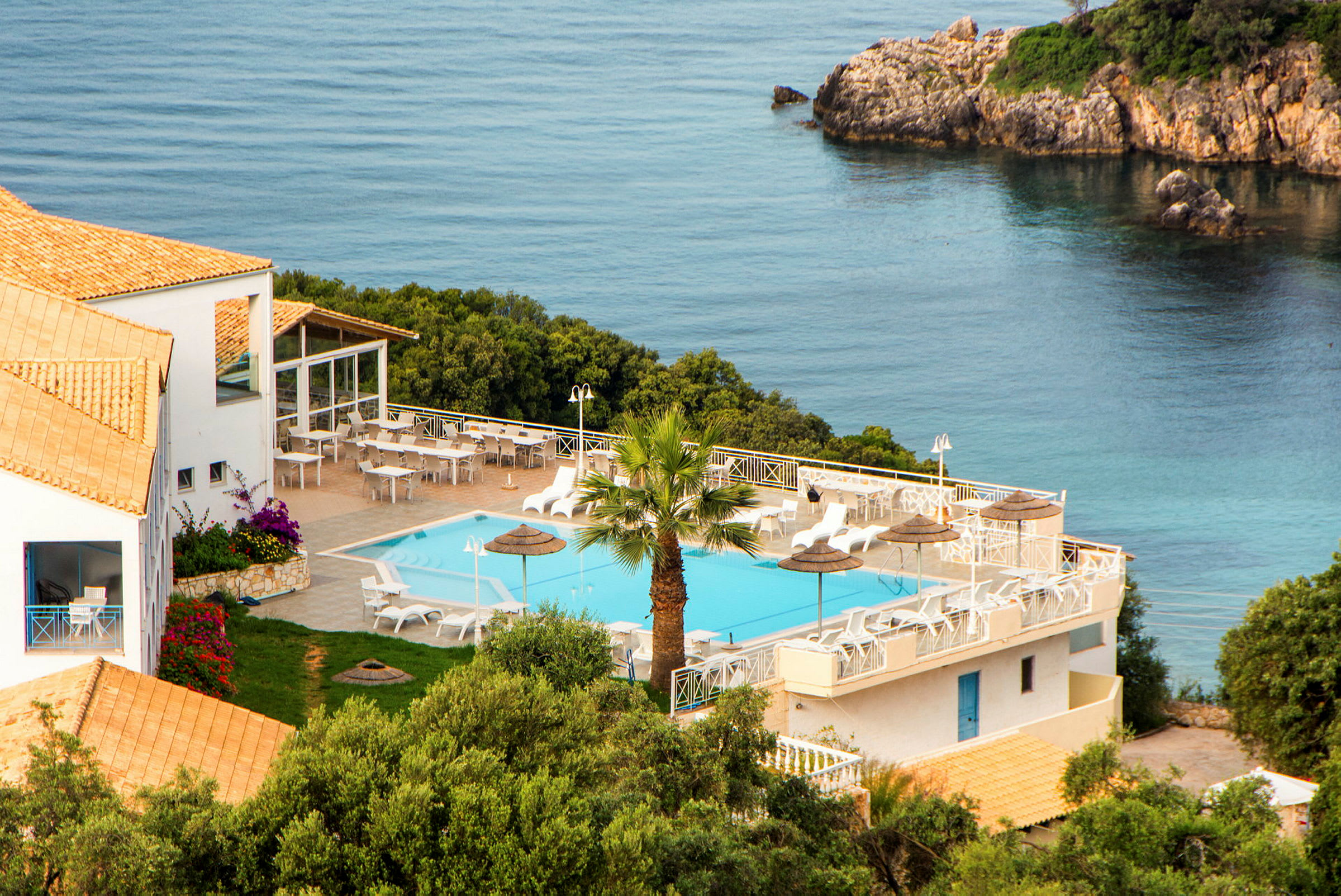 Hotel med pool ved havet. (AI-genereret tekst)