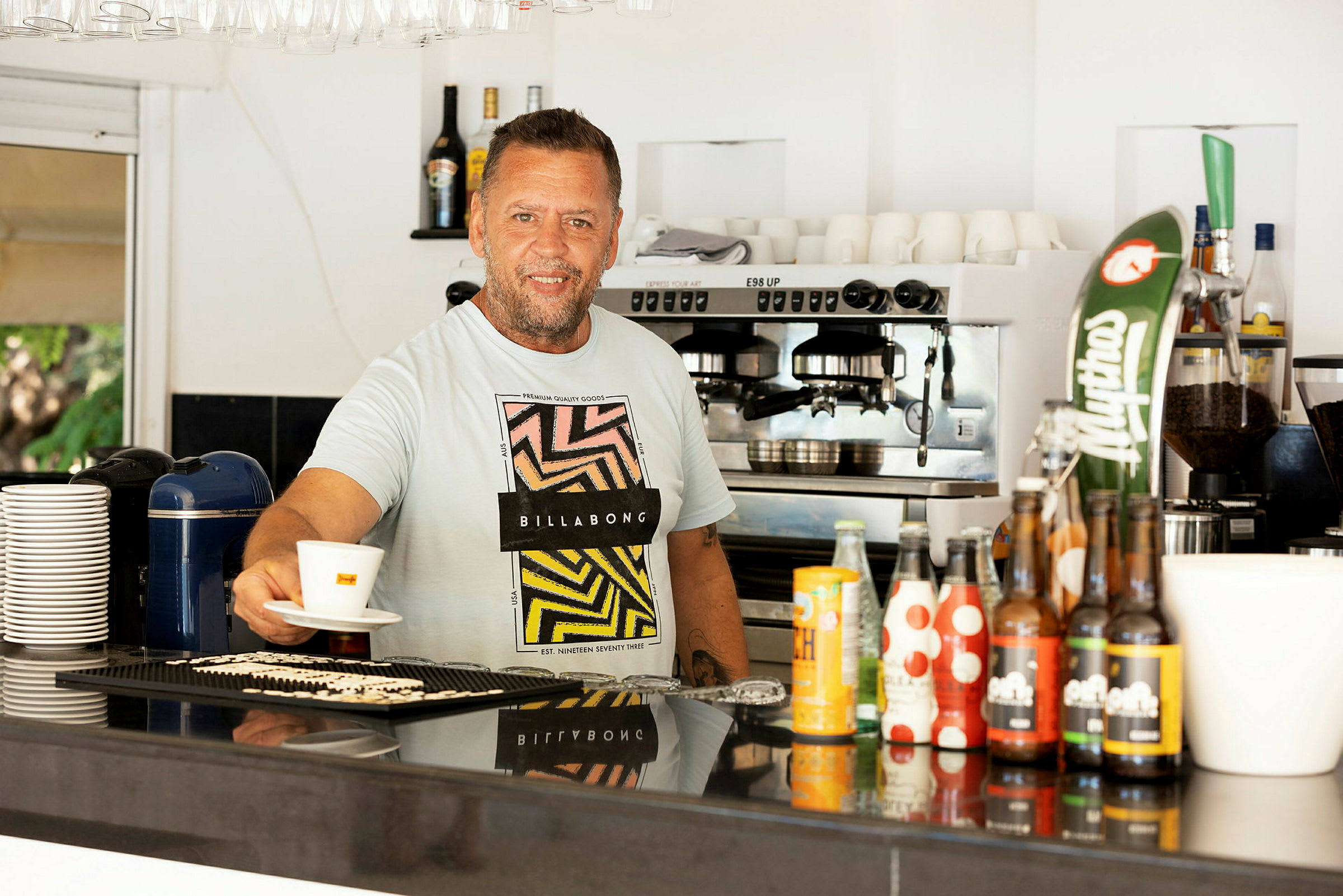 Barområde med kaffemaskine og flasker på disken. (AI-genereret tekst)