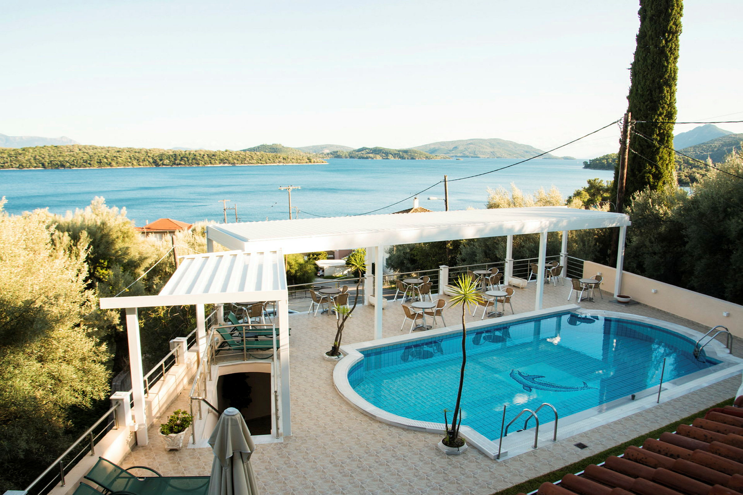 En swimmingpool ved et hotel med udsigt over havet. (AI-genereret tekst)