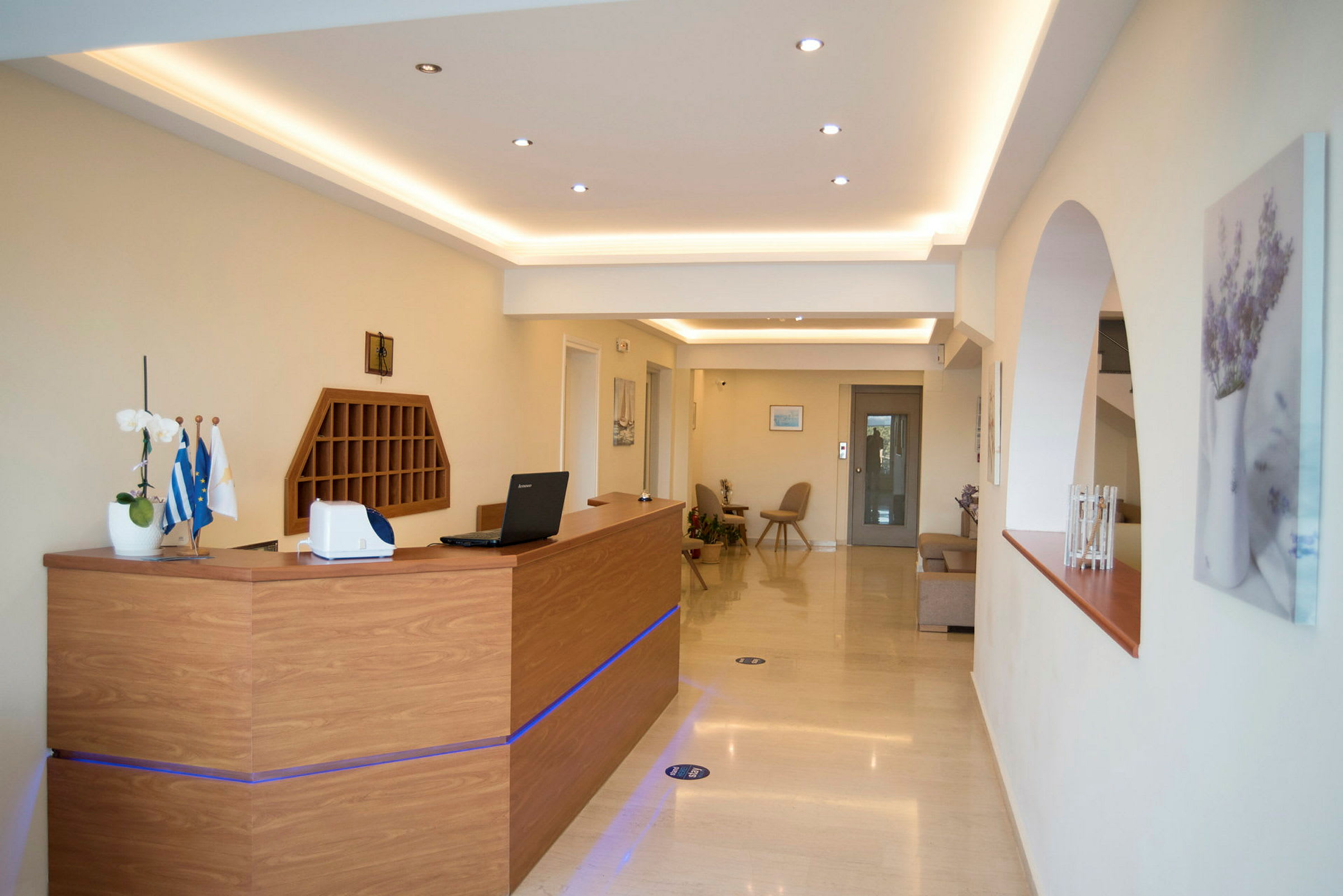 Reception og lobby med moderne design. (AI-genereret tekst)