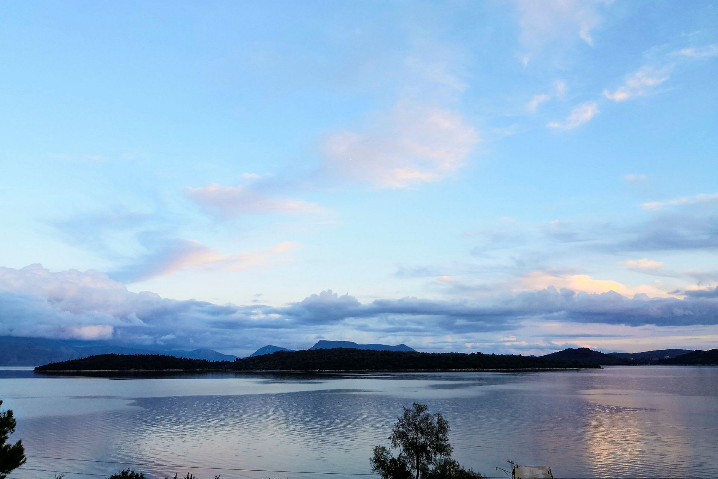 En udsigt over en sø med bjerge i baggrunden under en klar himmel. (AI-genereret tekst)