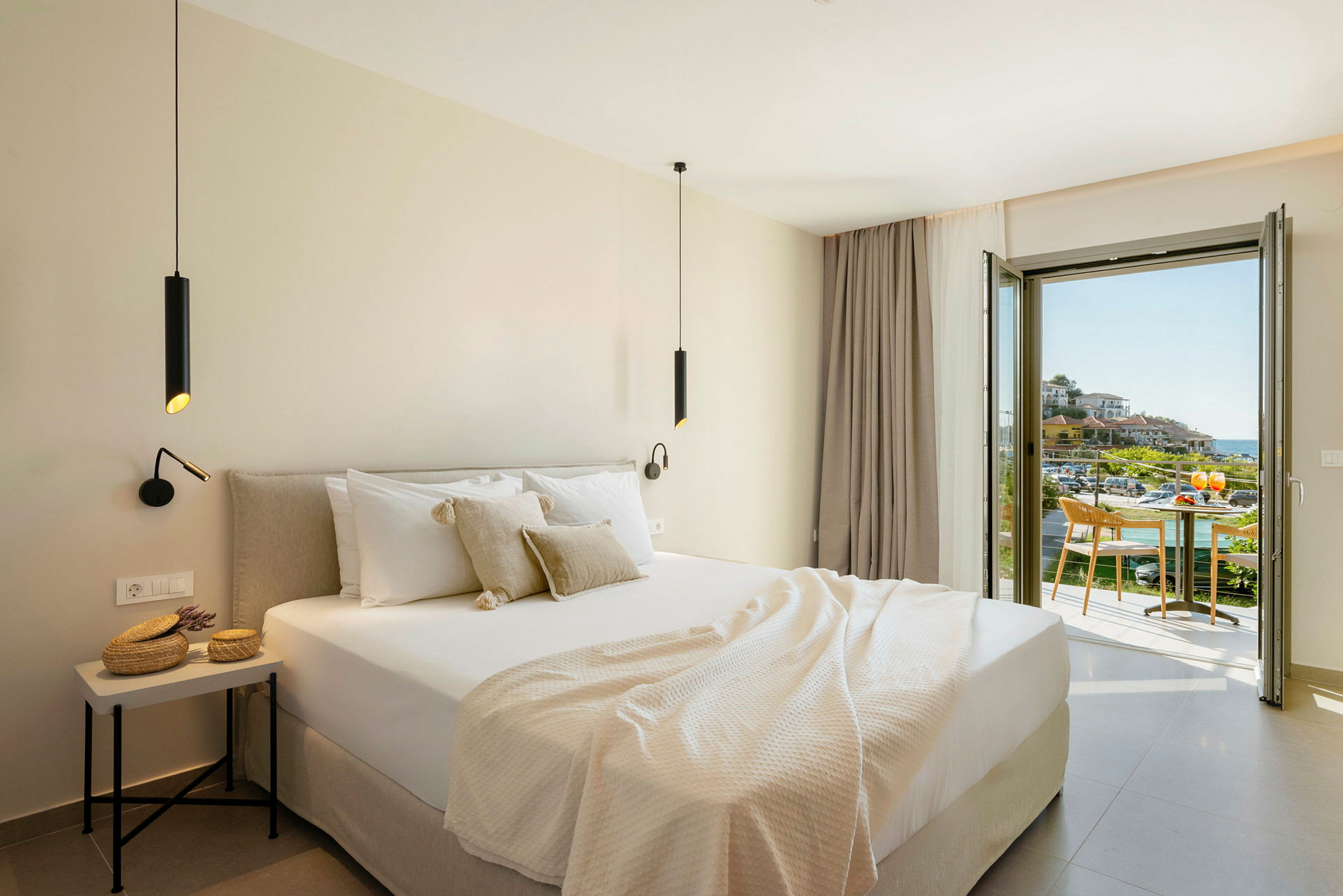 Moderne hotelværelse med dobbeltseng og altan, der tilbyder udsigt over et pittoresk landskab. (AI-genereret tekst)
