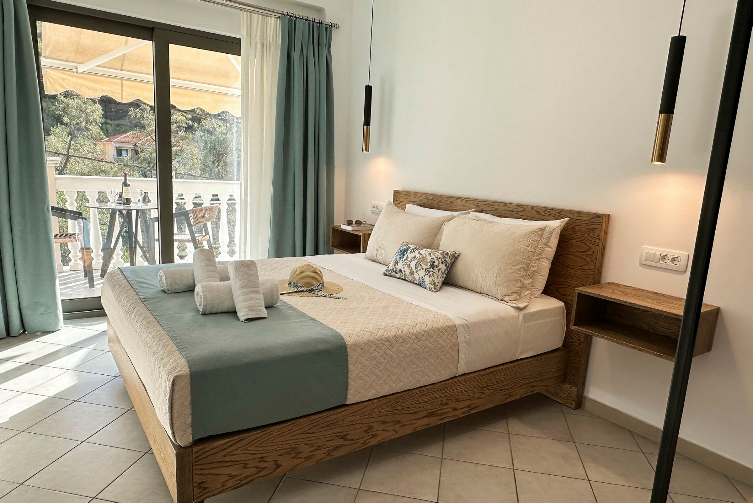 Moderne indrettet soveværelse med dobbeltseng og udsigt til en balkon. (AI-genereret tekst)
