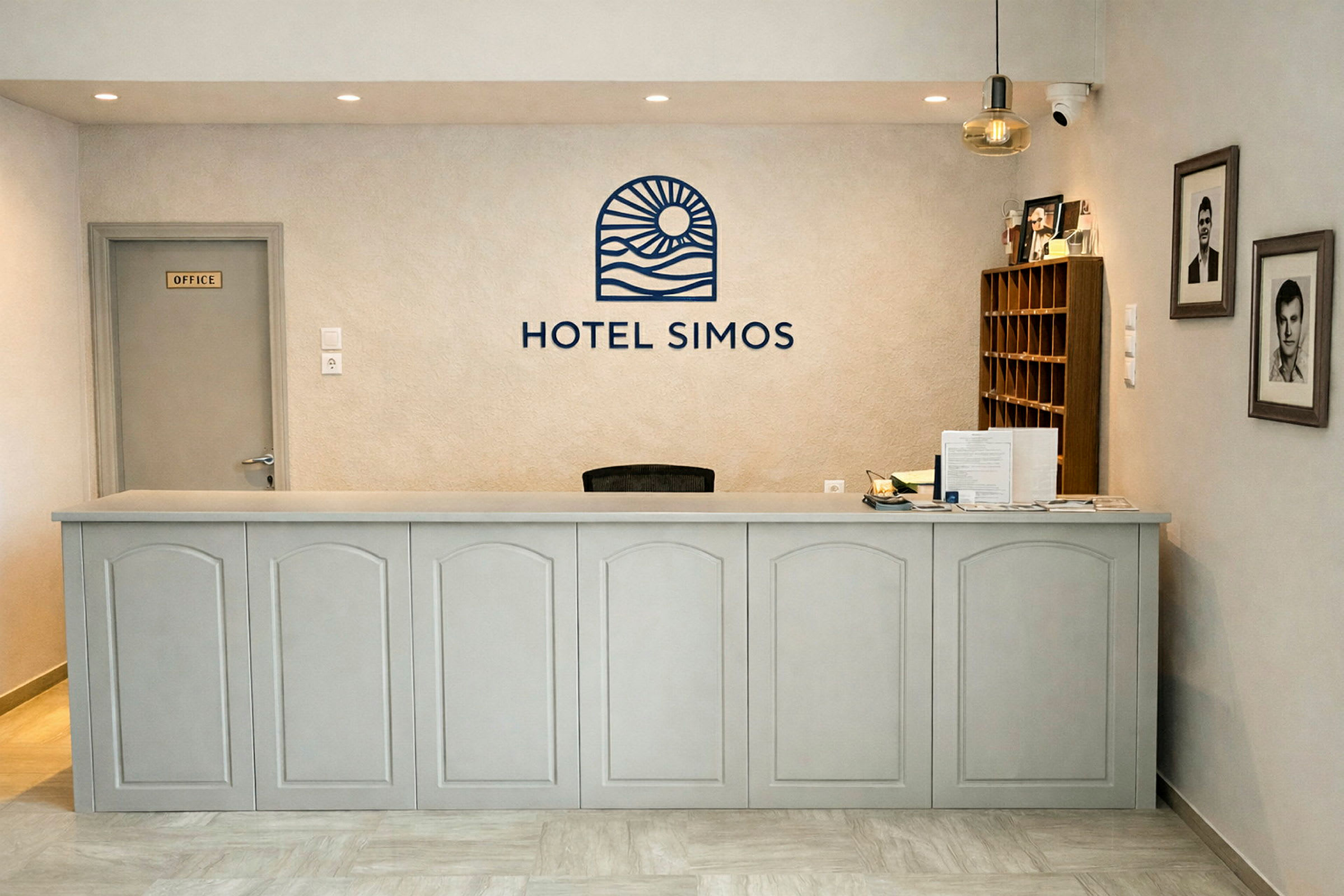 Receptionen på et hotel med en skranke, vægdekoration og reoler. (AI-genereret tekst)