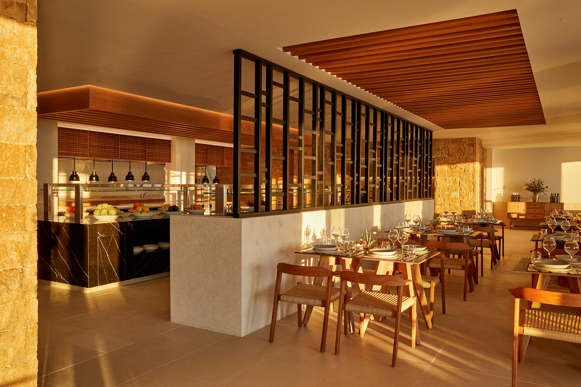 Restaurant med borde, stole og buffetområde. (AI-genereret tekst)