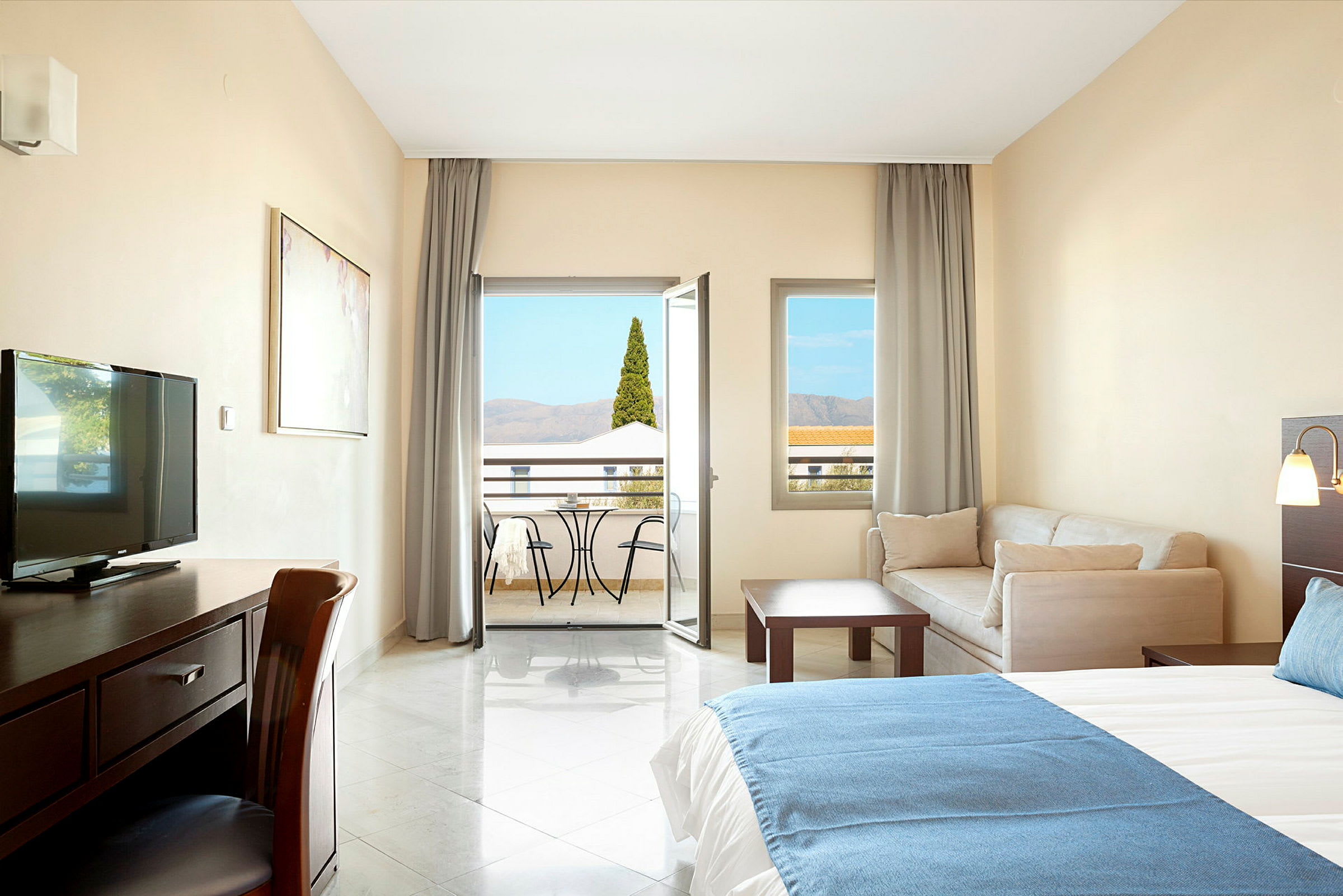 Hotelværelse med møbler og balkon. (AI-genereret tekst)
