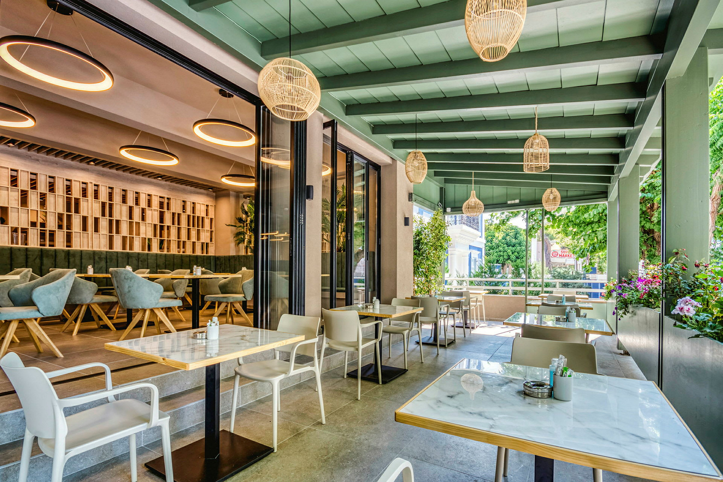 Moderne restaurant med udendørs og indendørs siddepladser. (AI-genereret tekst)