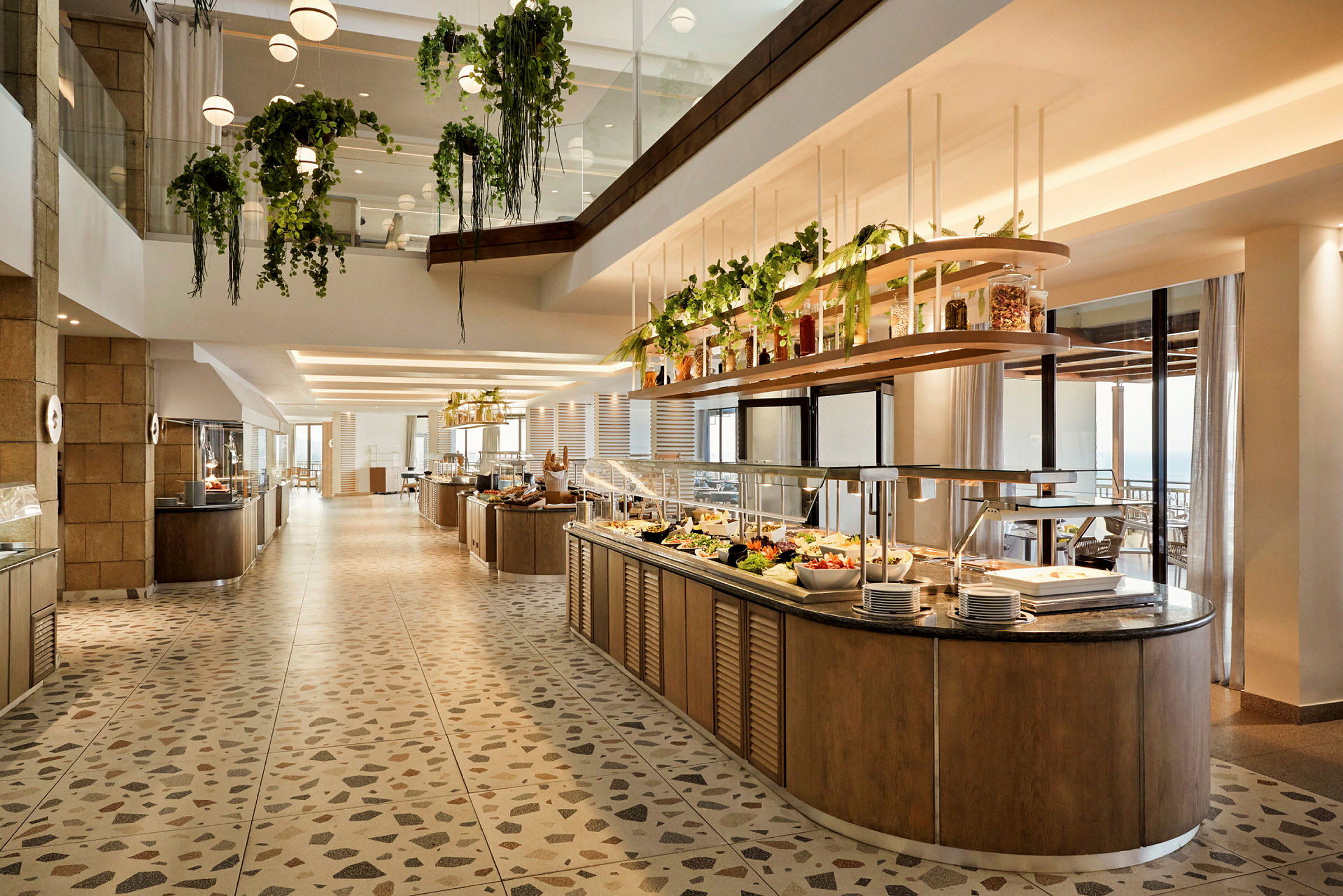 Buffetområde på en restaurant med forskellige retter og dekorationer. (AI-genereret tekst)
