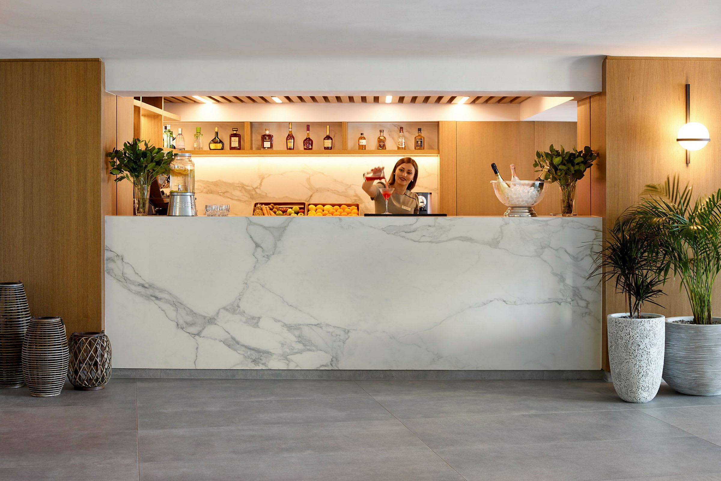 En moderne reception med en stilren marmordisk og trædetaljer. (AI-genereret tekst)