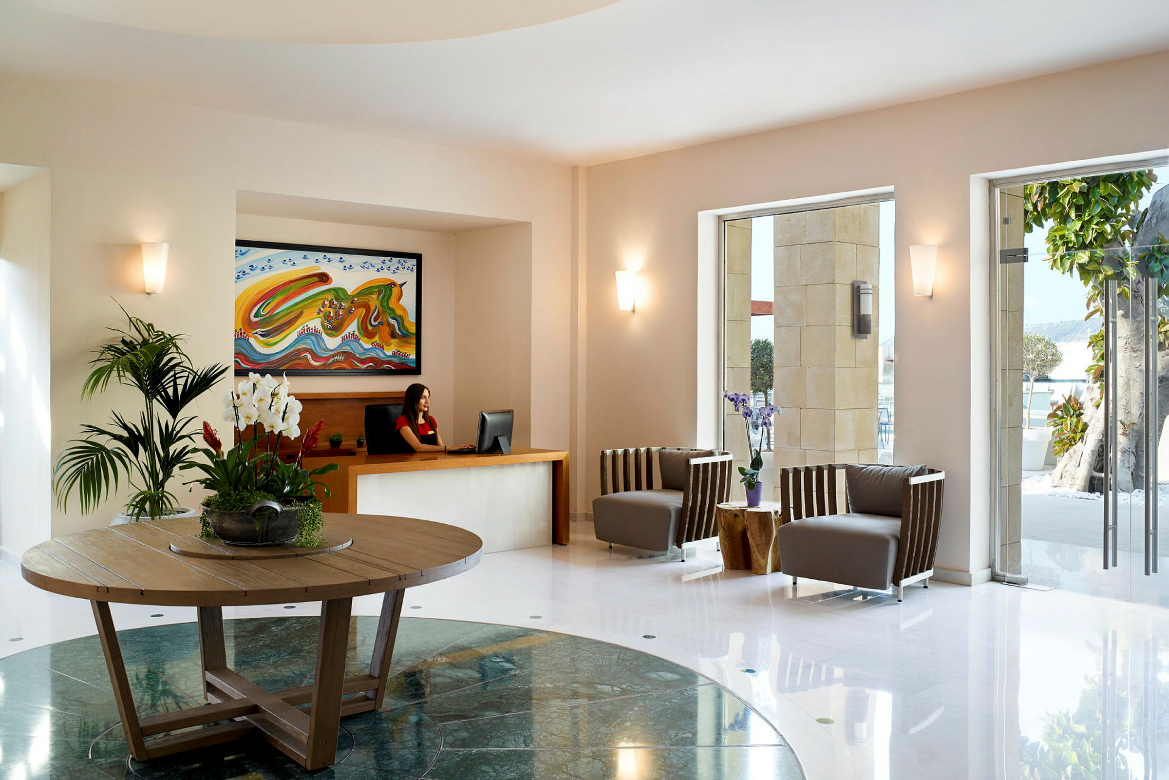 Hotellets lobby med en receptionsdisk og siddeområde. (AI-genereret tekst)
