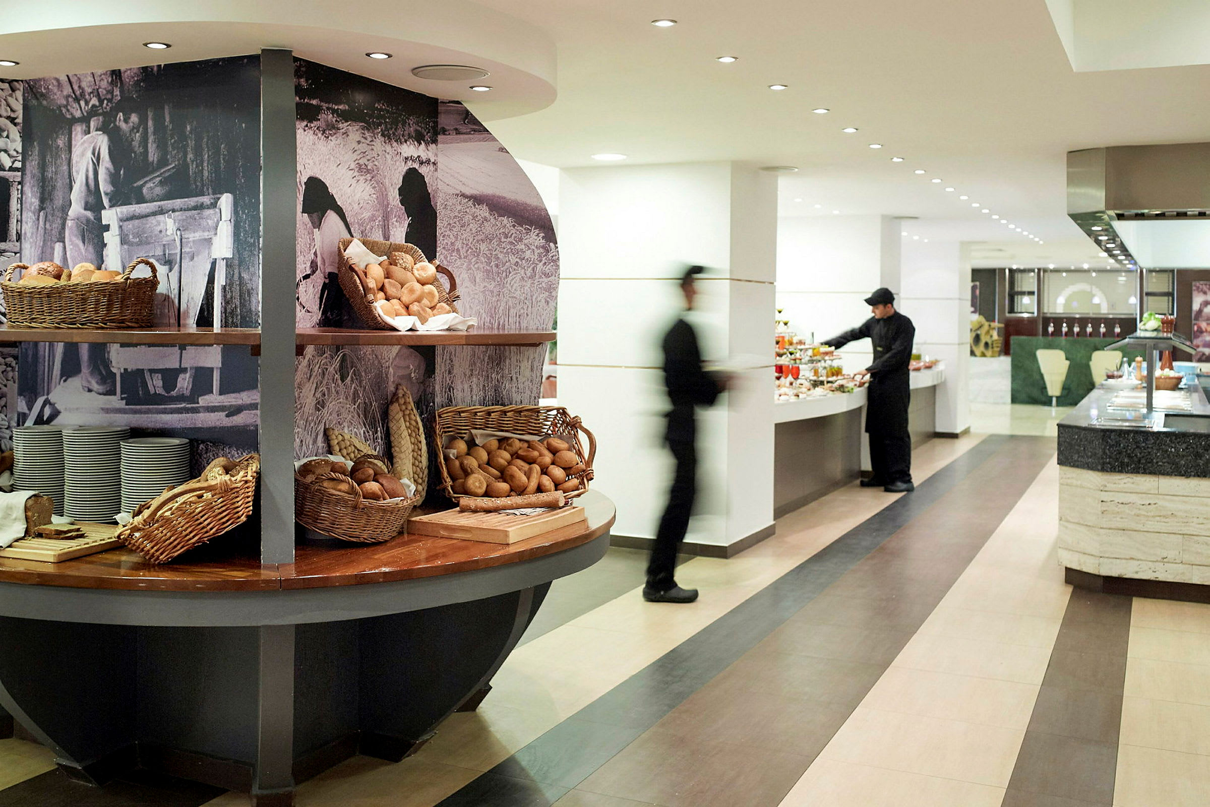 Buffetrestaurant med brødkurve og madborde. (AI-genereret tekst)