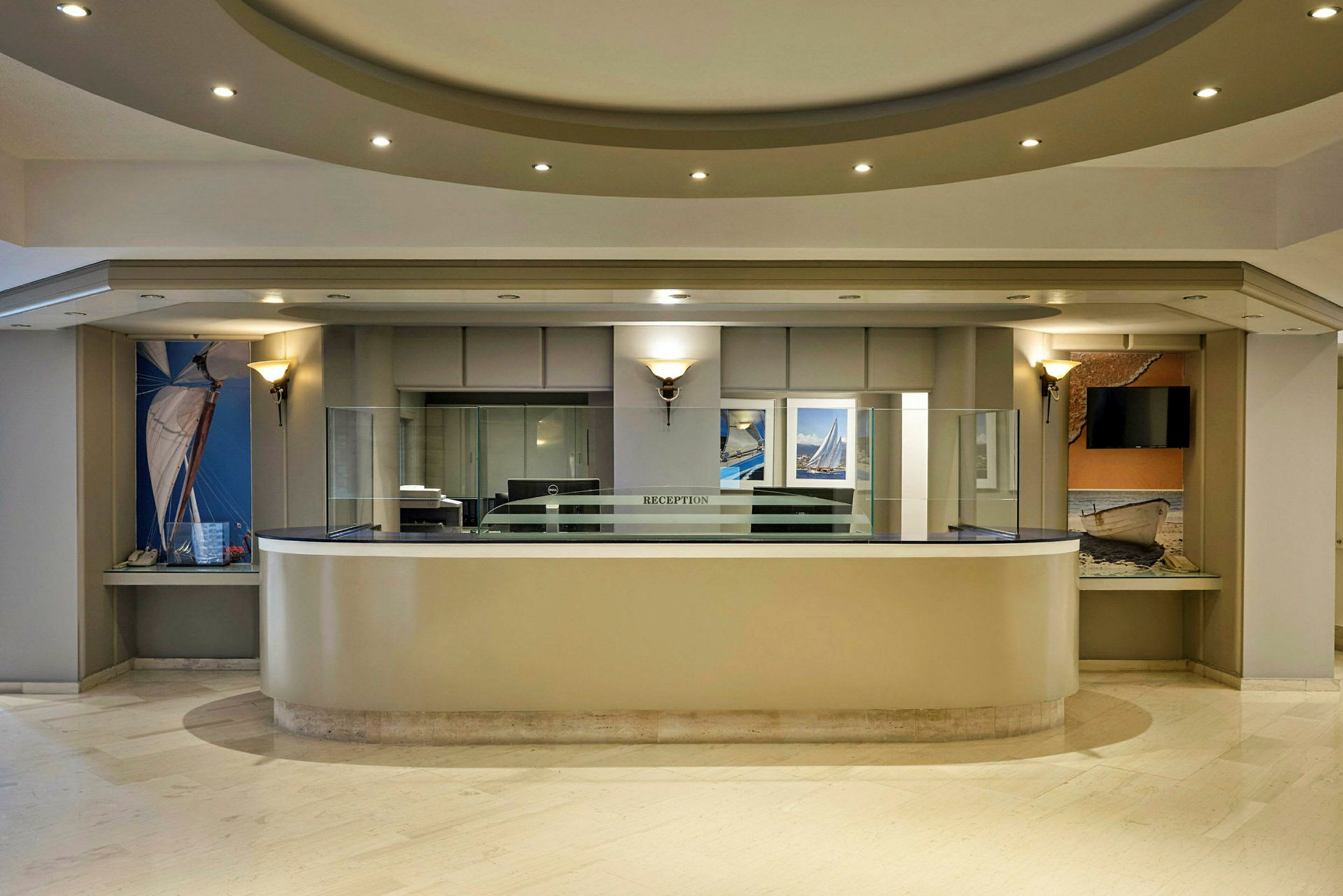 Hotelreception med moderne indretning og fotografier på væggen. (AI-genereret tekst)