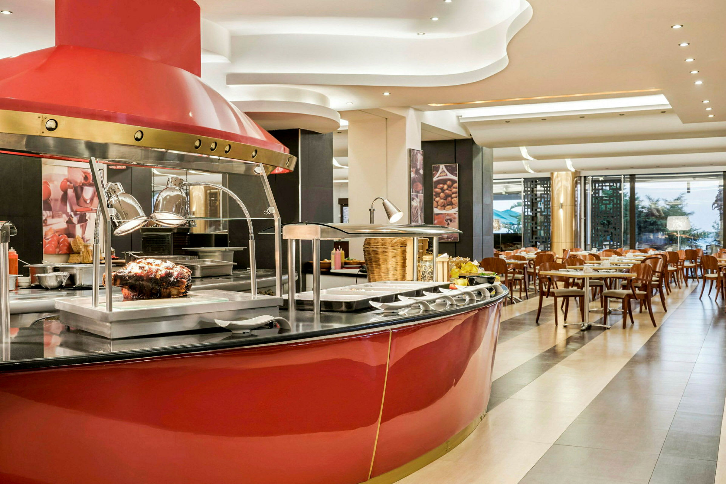 Buffetområde i en restaurant med mad og siddepladser. (AI-genereret tekst)