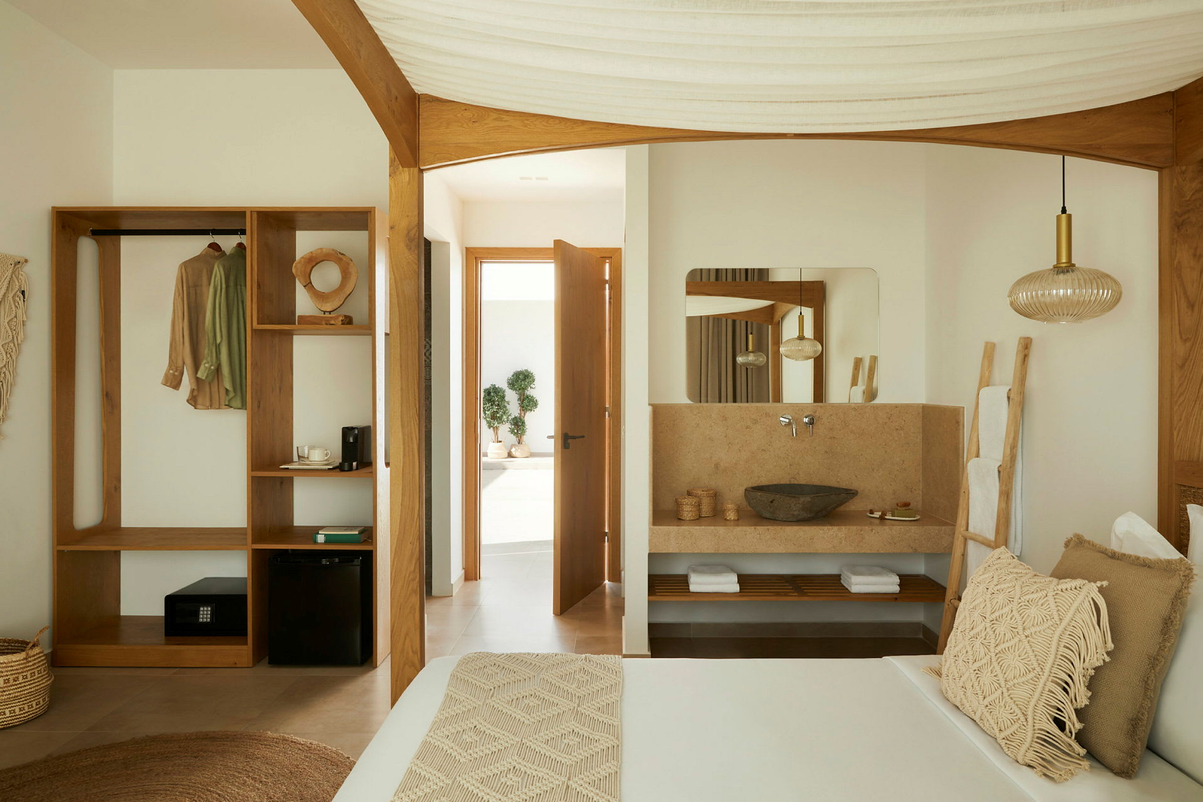 Et hotelværelse med trædetaljer, åbent badeværelse og garderobe. (AI-genereret tekst)