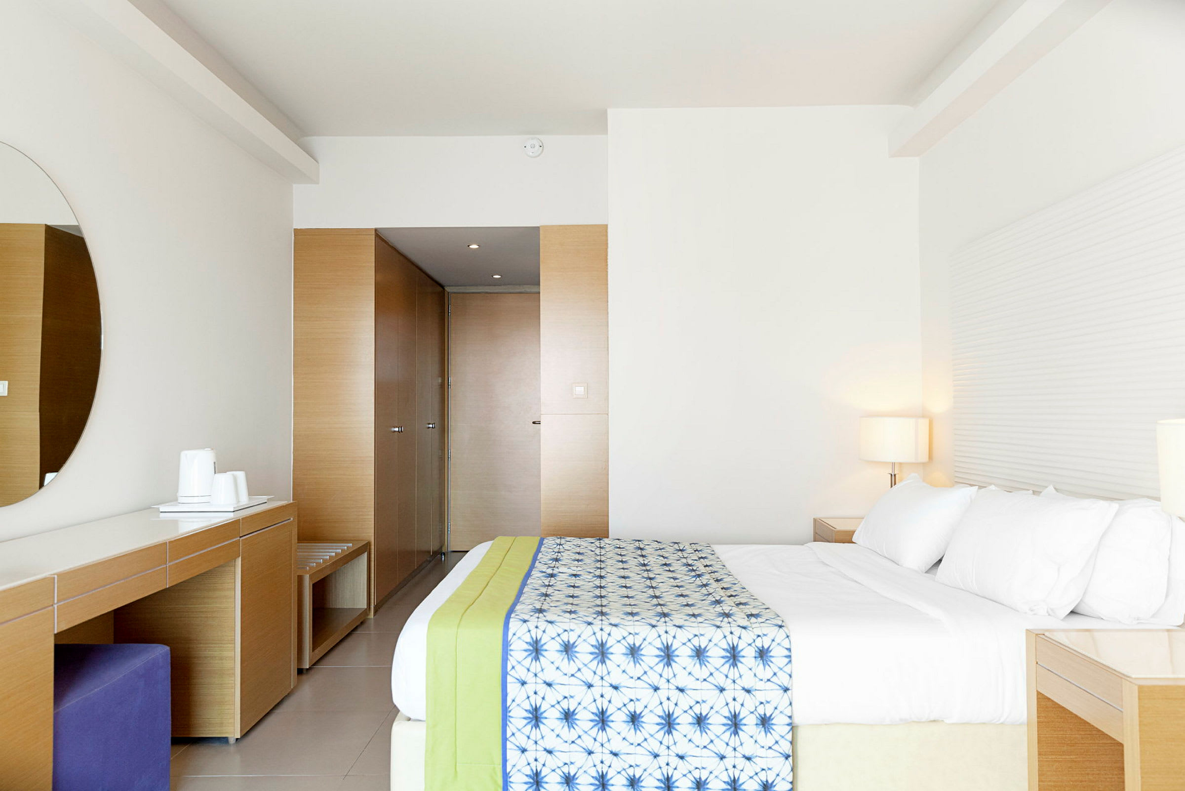 Et moderne hotelværelse med en rummelig seng og minimalistisk indretning. (AI-genereret tekst)
