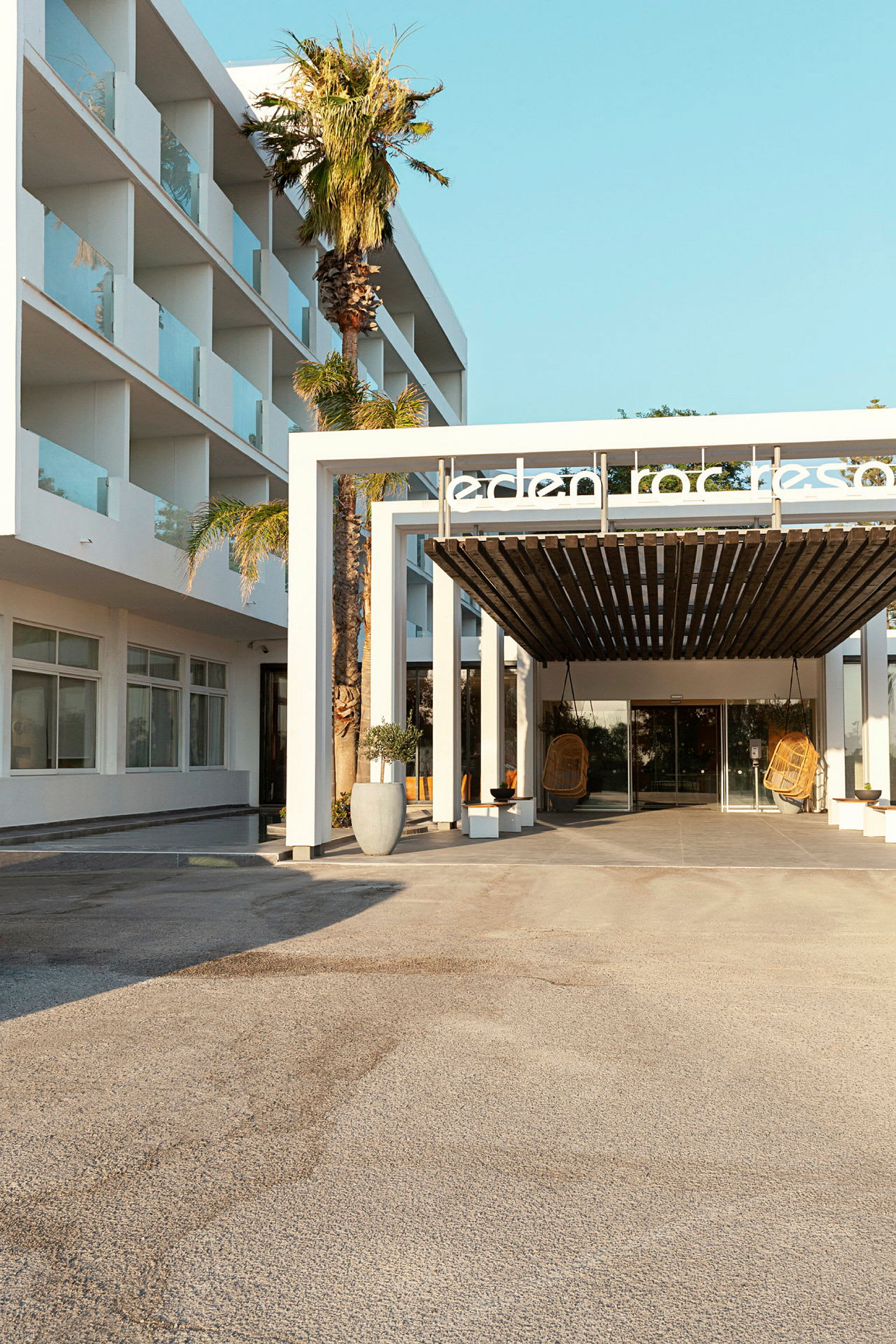Indgang til et hotel med moderne arkitektoniske elementer. (AI-genereret tekst)