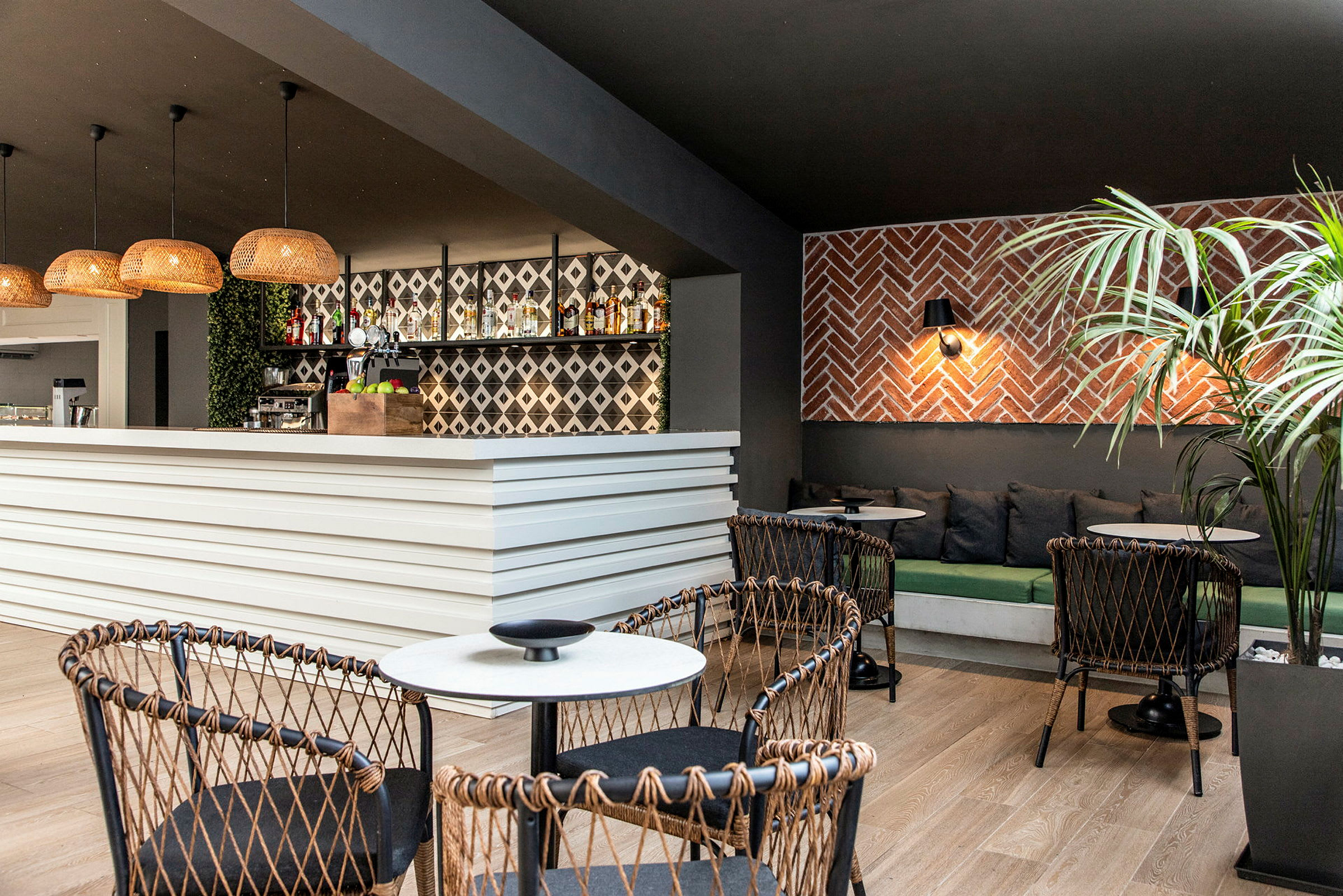 Moderne bar og lounge med stilren indretning og flettet møbler. (AI-genereret tekst)