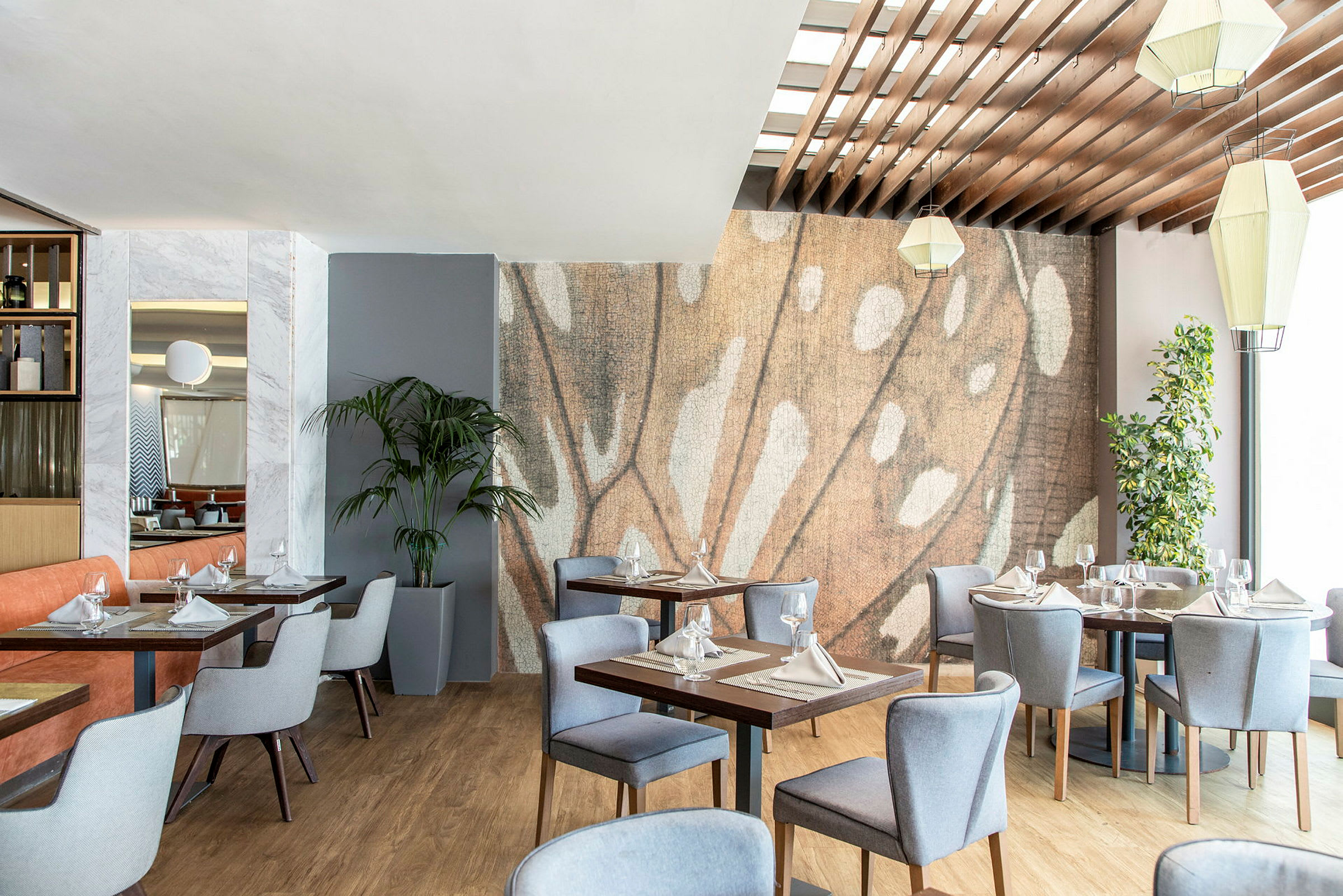 Restaurant med stilfuld indretning, inklusive blomsterdesigns og moderne møbler. (AI-genereret tekst)