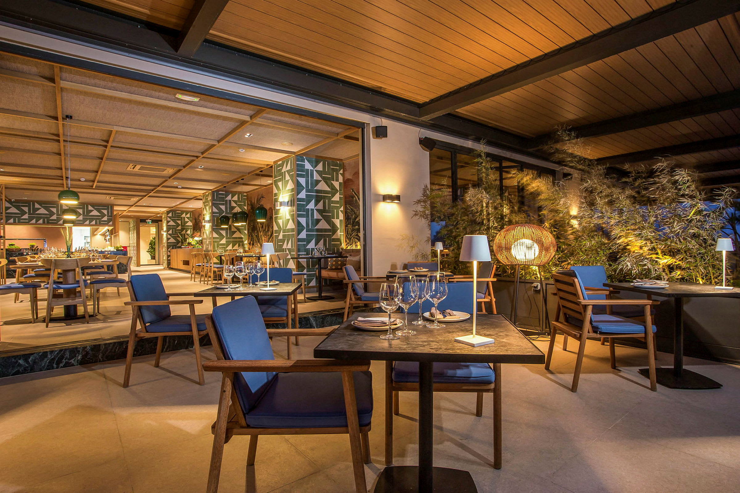 Billede af en moderne restaurant med elegant design, inklusive opdækkede borde og stole. (AI-genereret tekst)