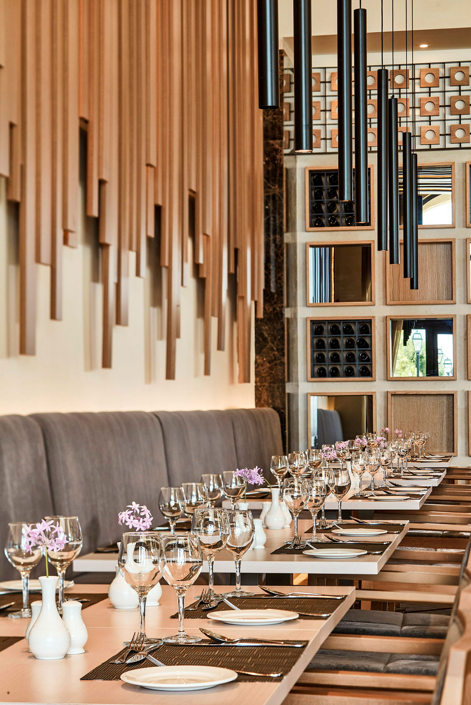 Et moderne restaurantområde med dækkede borde og elegant interiør. (AI-genereret tekst)