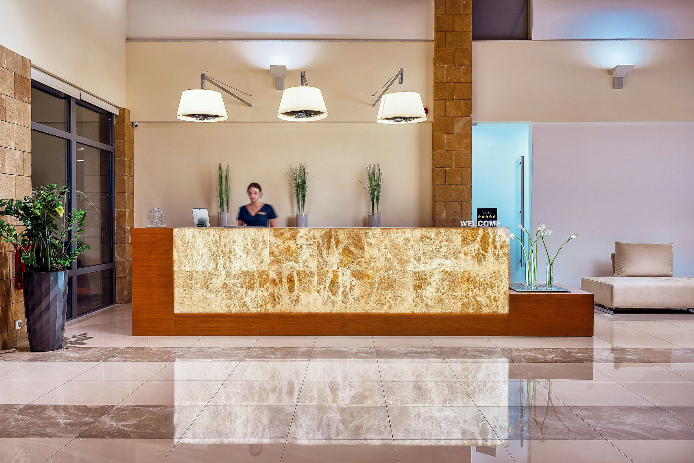 En receptionsskranke med marmordetaljer på et hotel. (AI-genereret tekst)