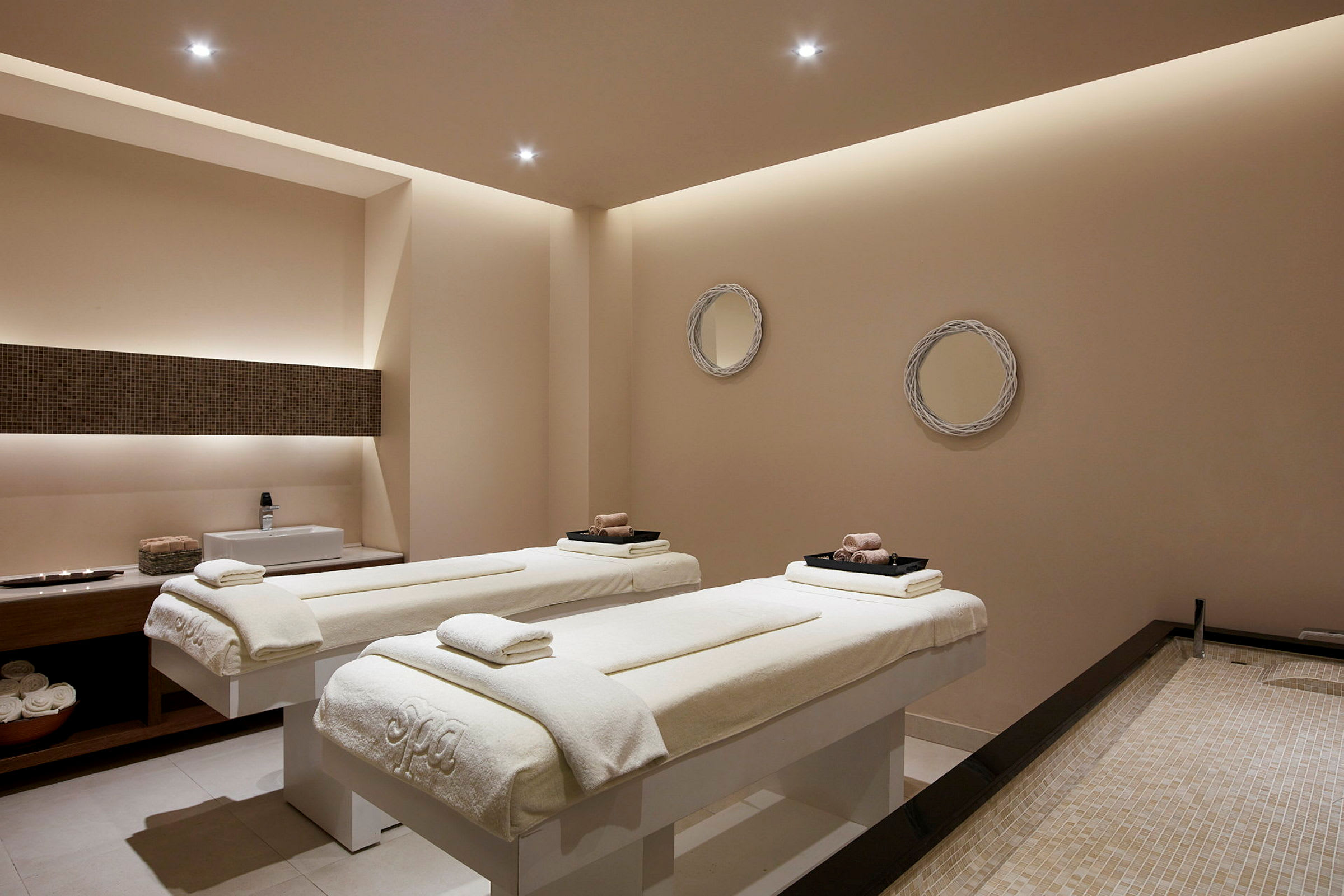 To massageborde i et spa-rum. (AI-genereret tekst)