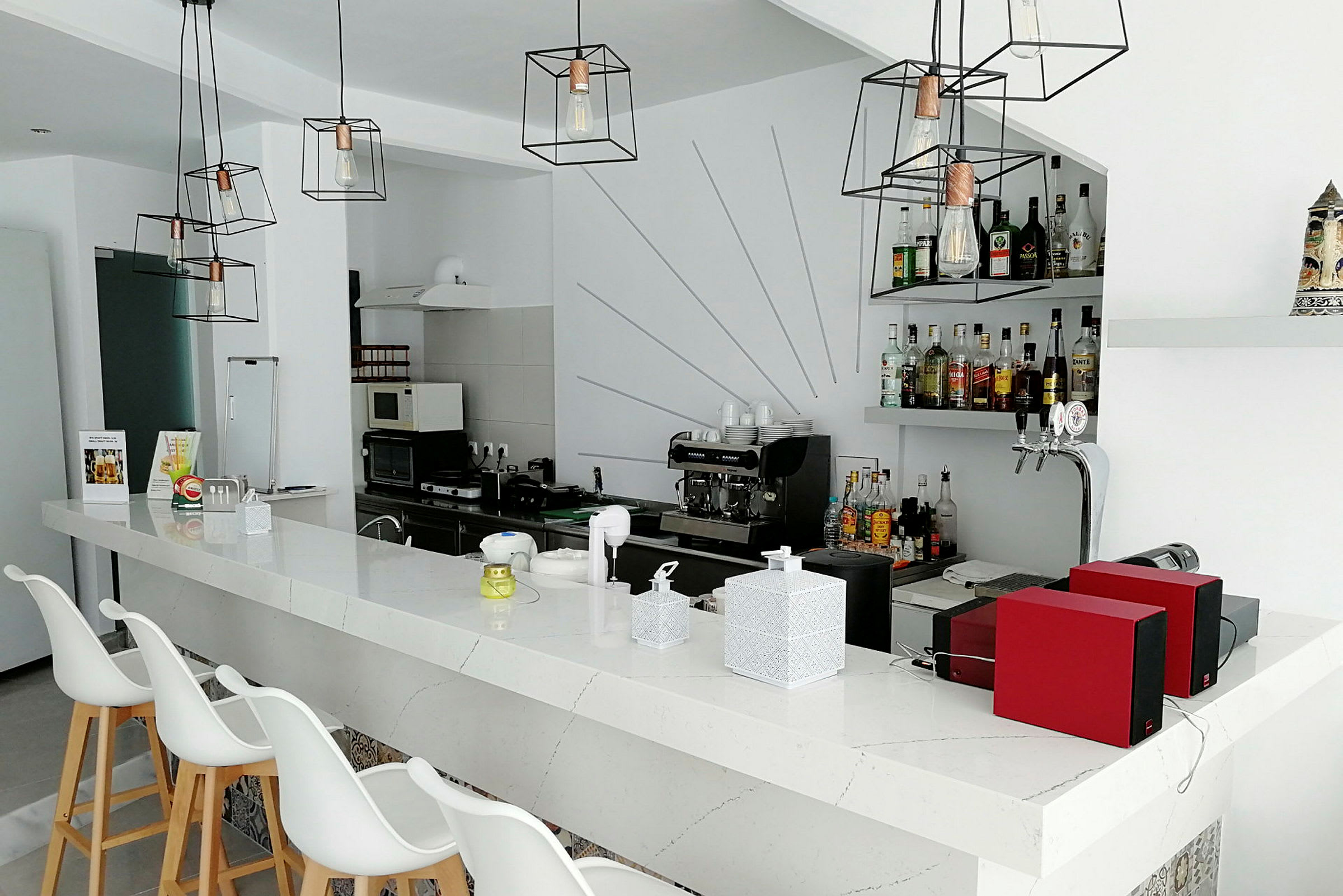 En moderne bar med minimalistisk design og flere flasker alkohol på hylden. (AI-genereret tekst)