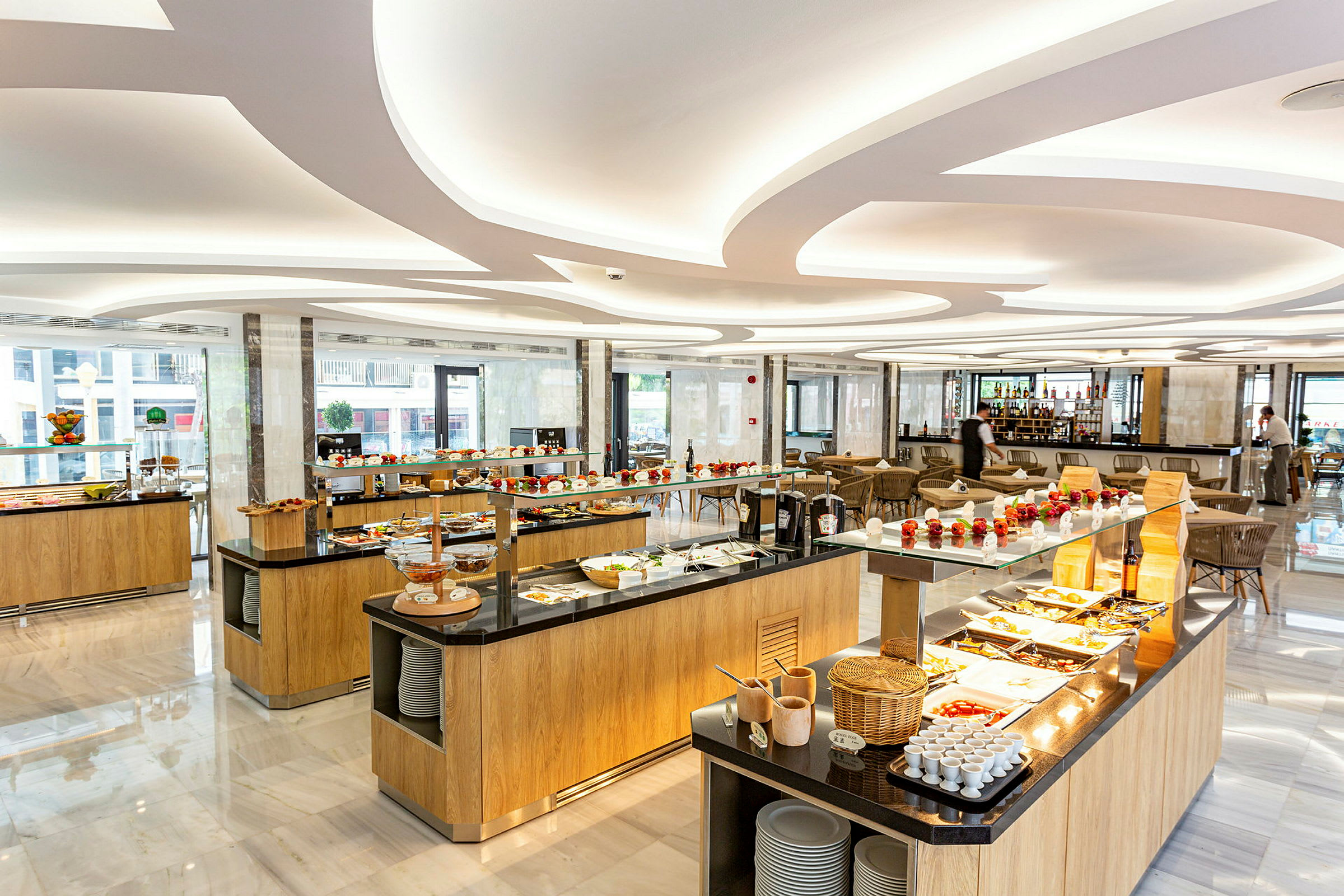 Restaurantbuffet med forskellige retter og siddepladser i baggrunden. (AI-genereret tekst)