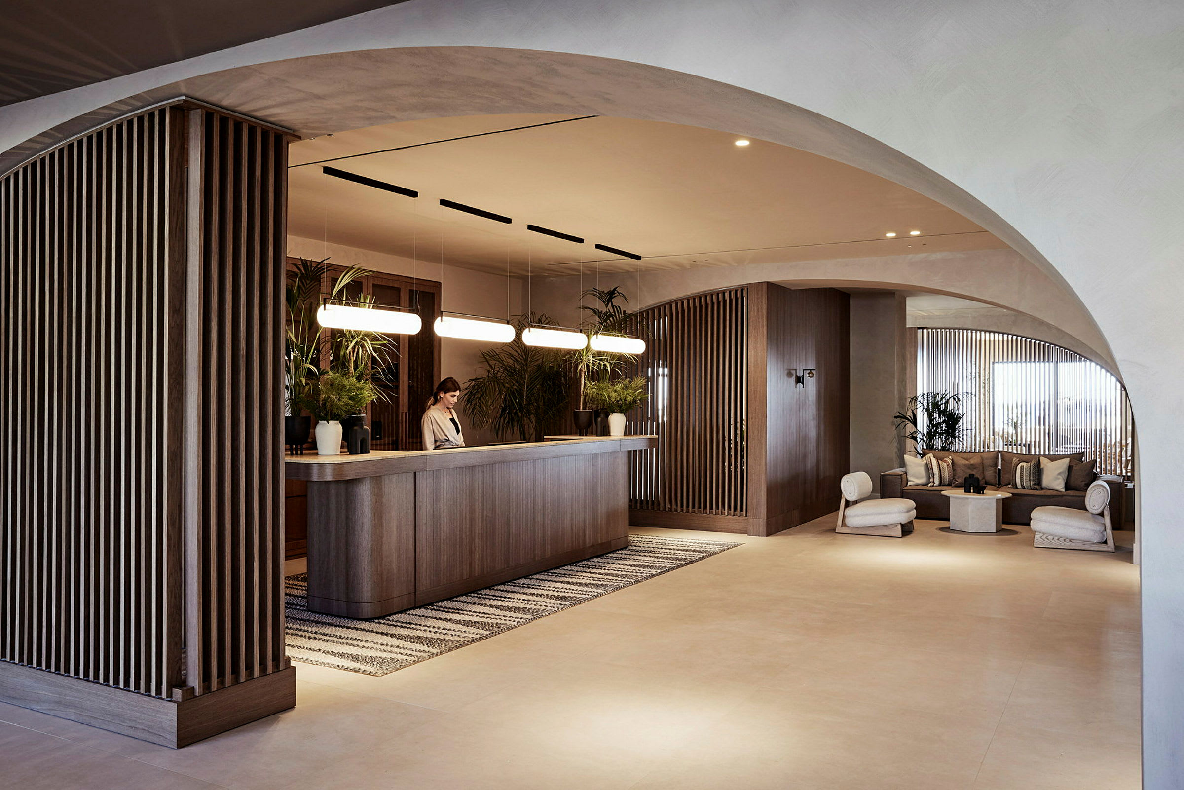 Receptionen på et moderne hotel med stilfuld indretning. (AI-genereret tekst)