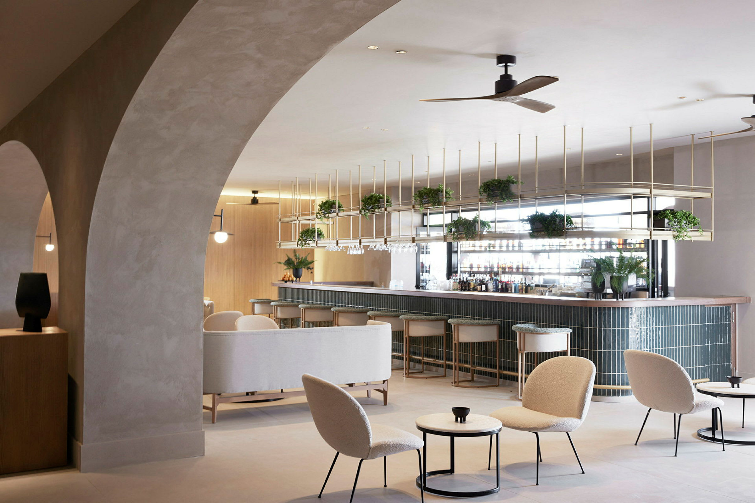 En moderne bar med siddepladser og elegant indretning. (AI-genereret tekst)