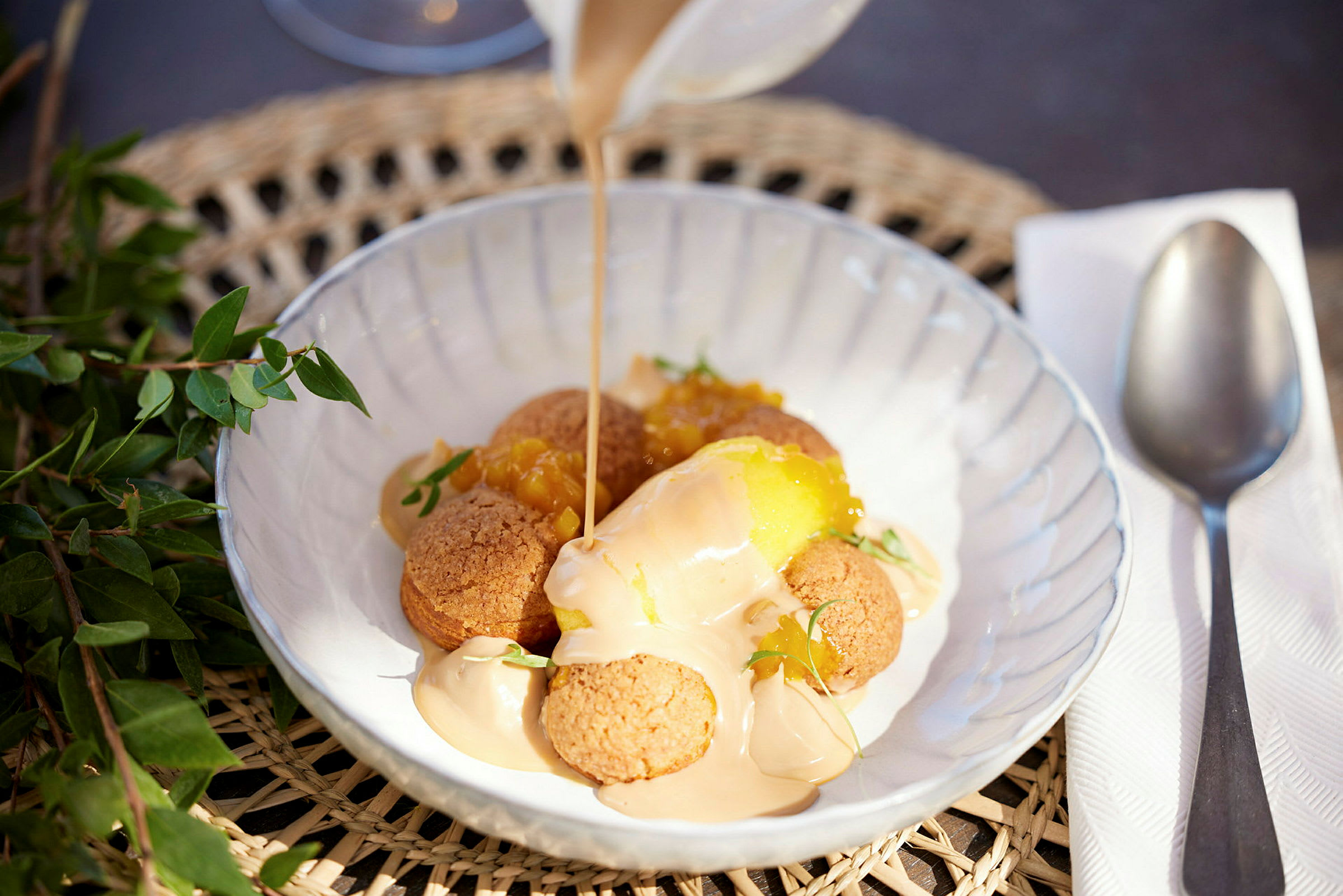 En skål med dessert toppet med sauce. (AI-genereret tekst)