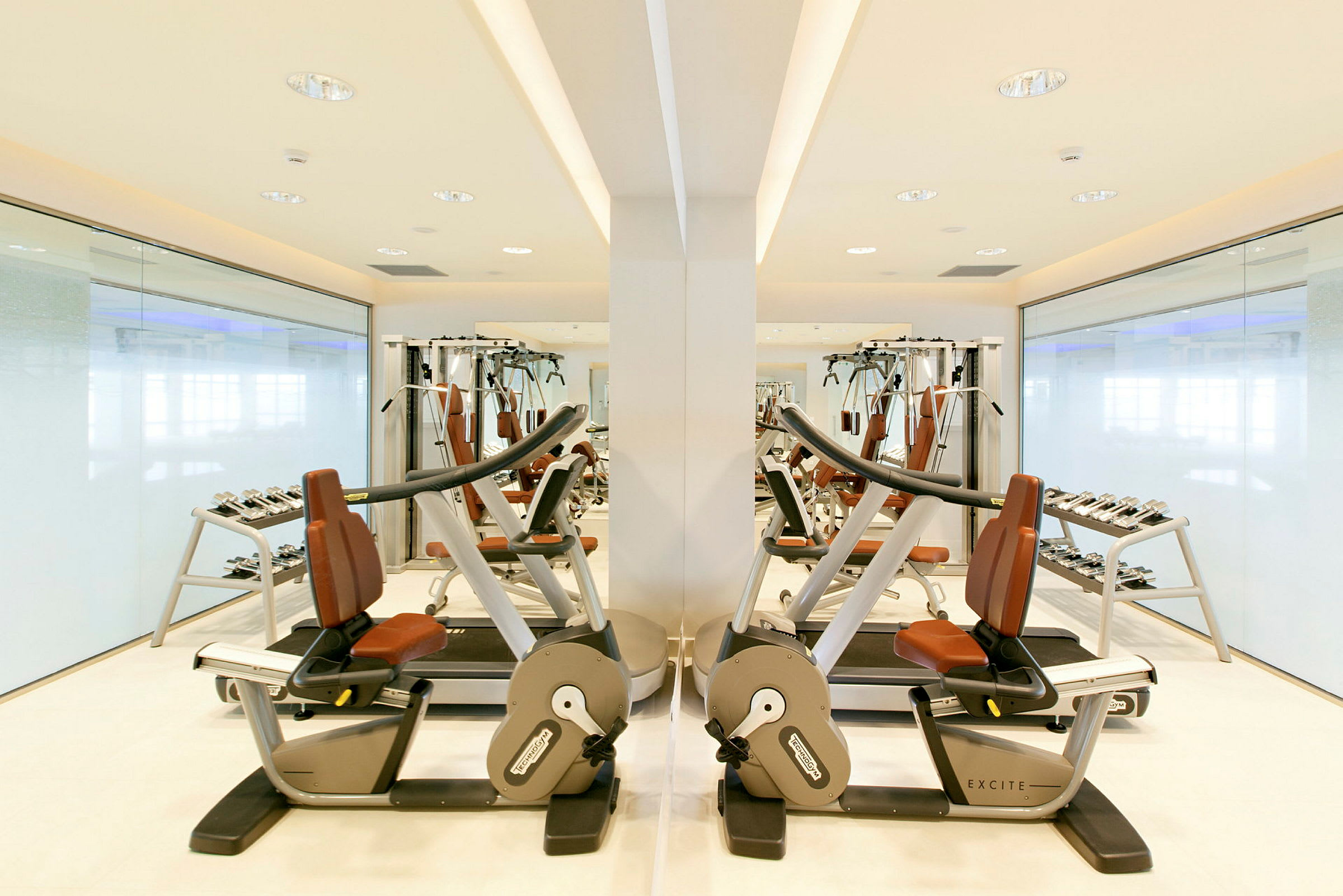 Et fitnesscenter med træningsudstyr såsom cykler og håndvægte. (AI-genereret tekst)