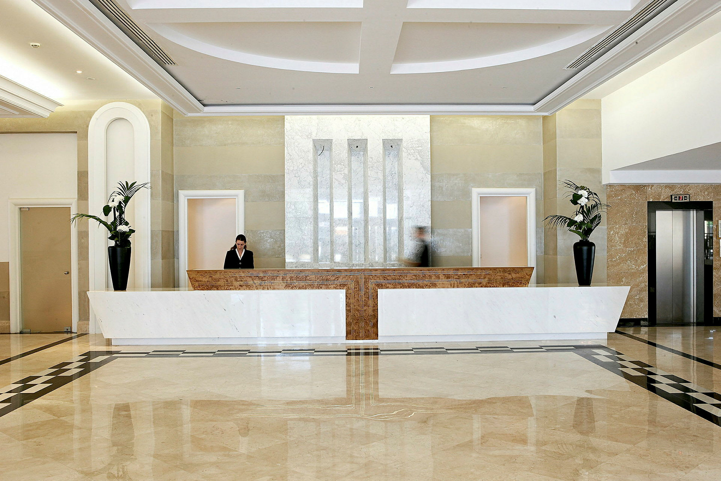 Hotelreception med marmorgulv og stilfuld indretning. (AI-genereret tekst)
