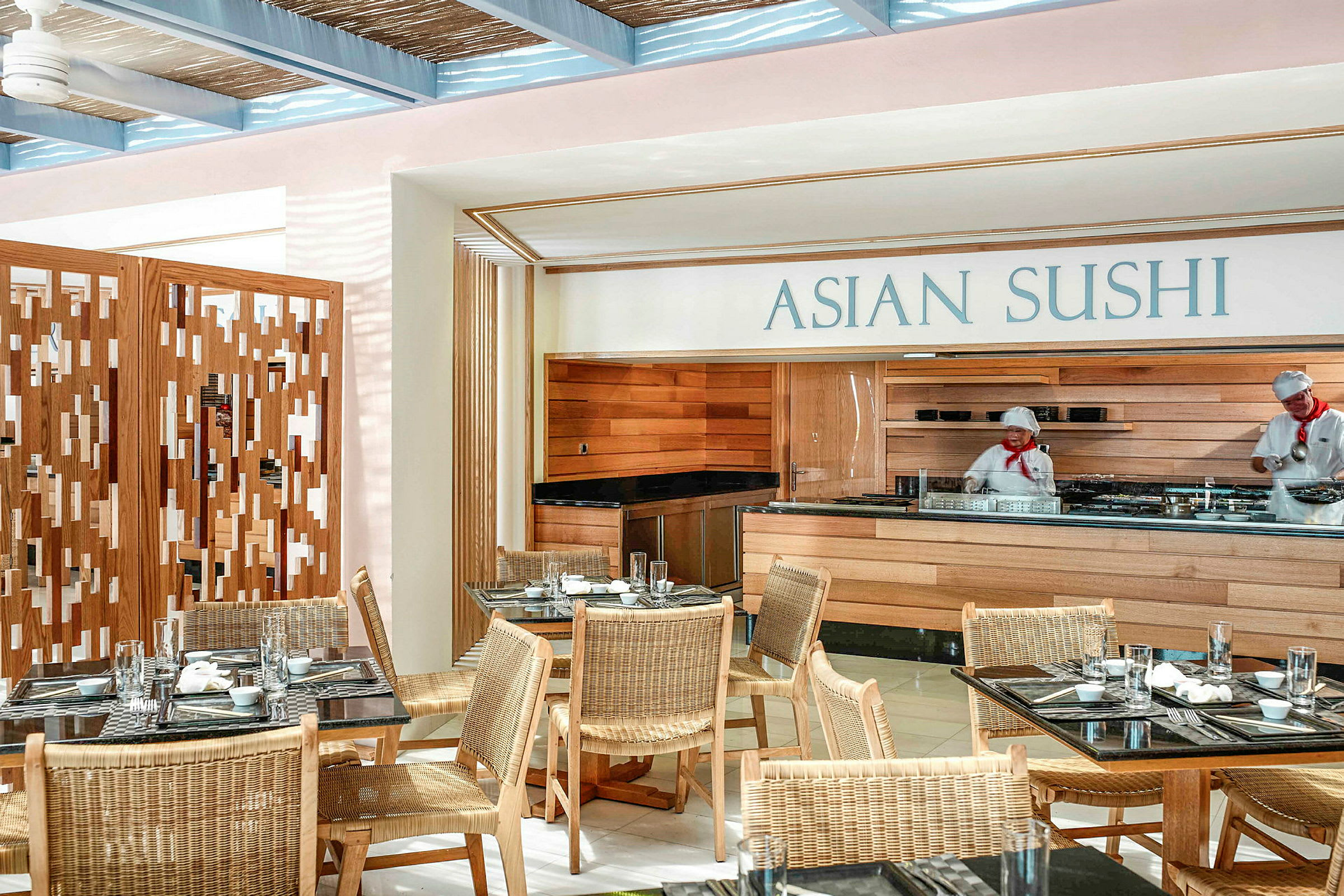 En sushi-restaurant i asiatisk stil med træsindretning og dækkede borde. (AI-genereret tekst)
