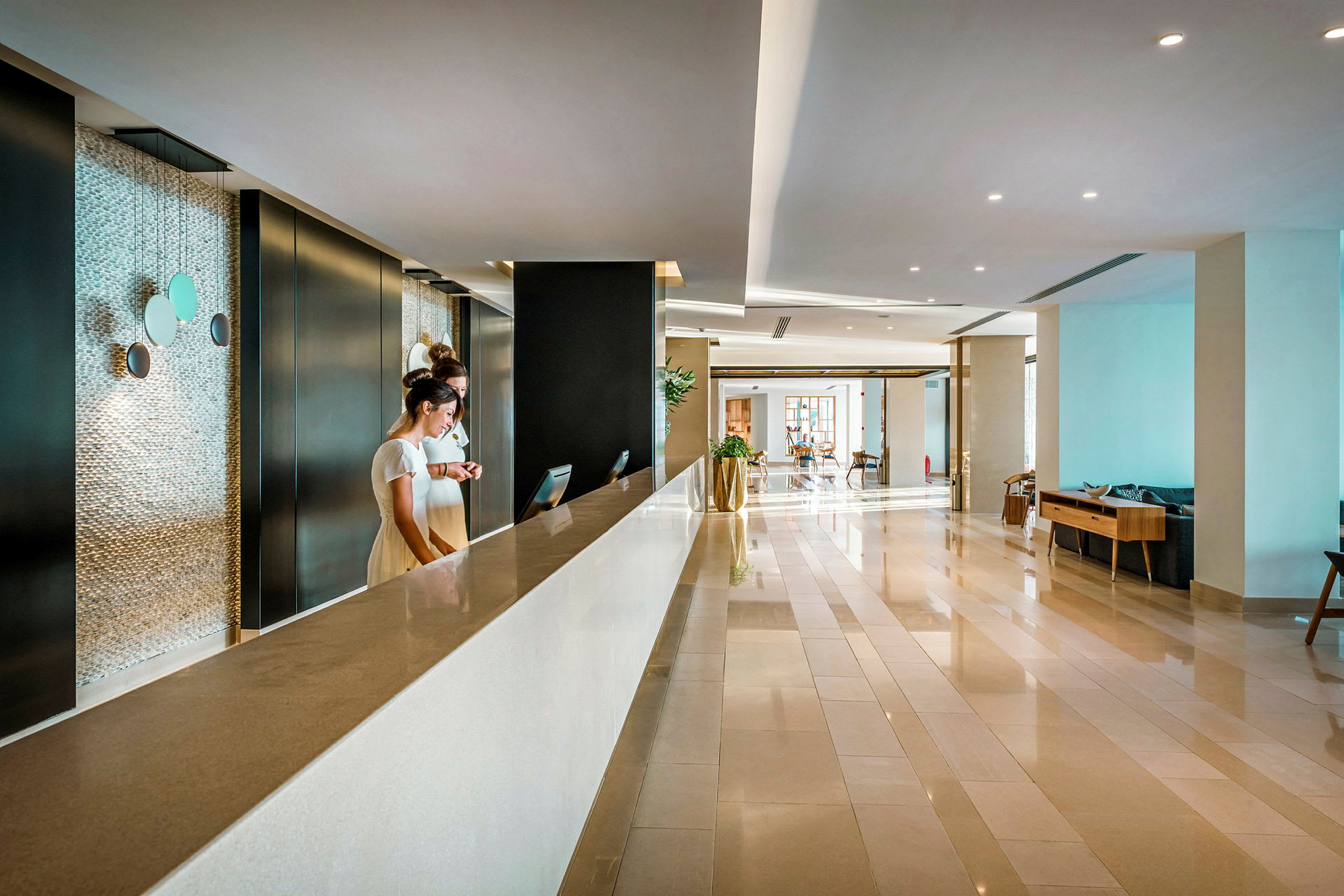 Hotelreception med en lang skranke, skinnende gulv og moderne indretning. (AI-genereret tekst)